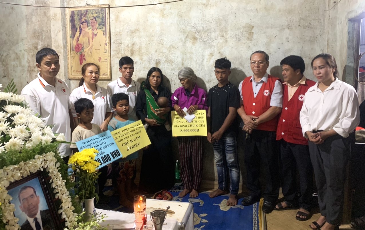Hội Chữ thập đỏ TP Bảo Lộc trao hỗ trợ số tiền 28 triệu đồng cho gia đình ông KGim, ngụ tại xã Lộc Ngãi (huyện Bảo Lâm) thuộc diện hộ nghèo tử vong do bệnh hiểm nghèo