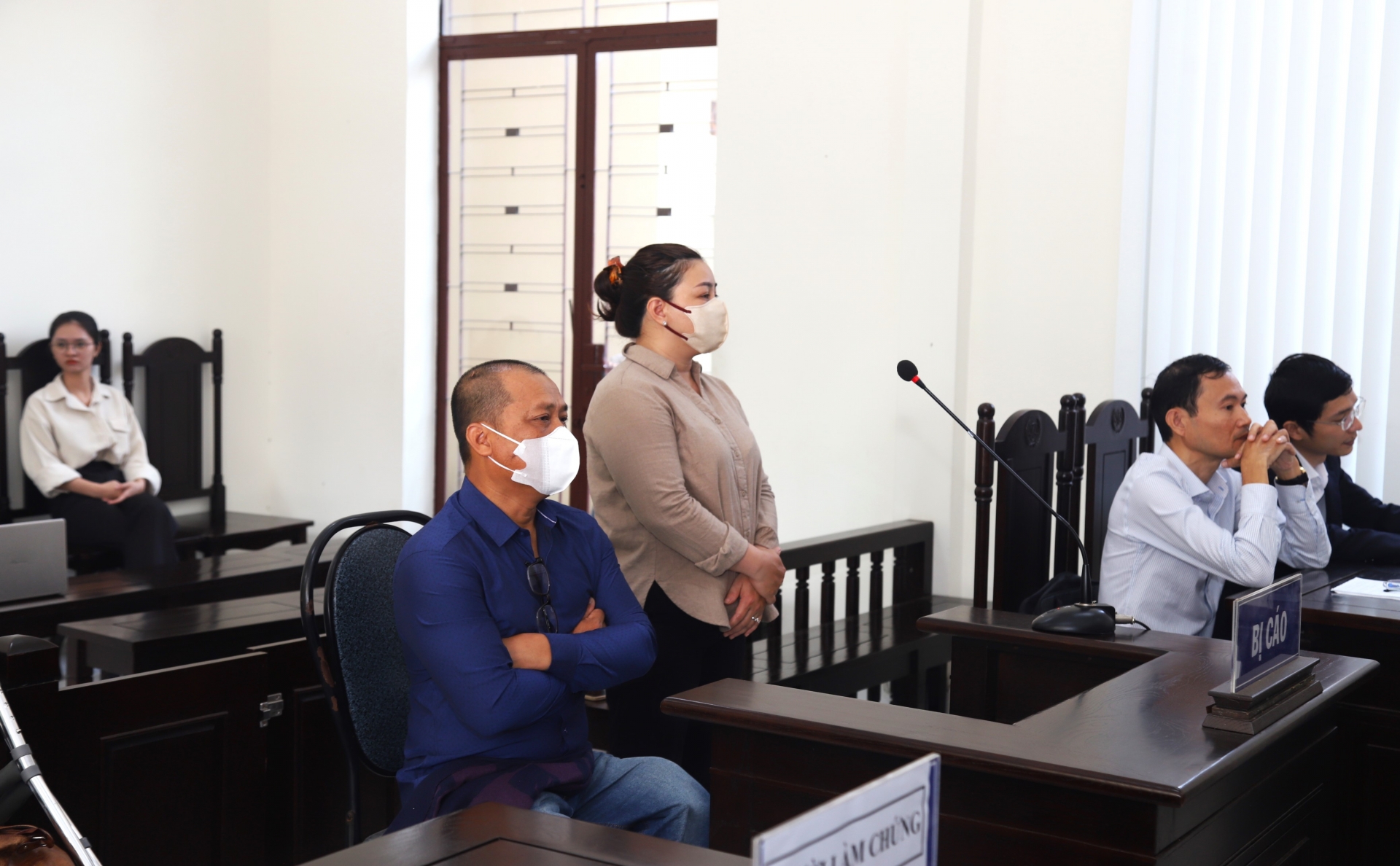 Hai bị cáo Lê Minh Quang và Cao Thị Thu Bích tại phiên toàn sơ thẩm