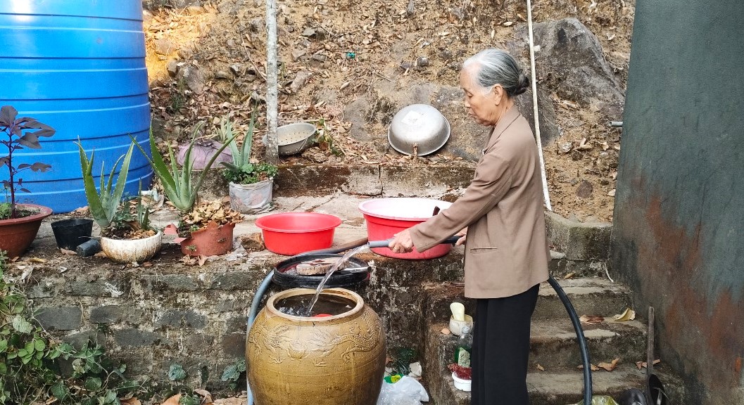 Gia bà Lê Thị Trà (Thôn 3, xã Đại Lào) vui mừng vì đã có nước máy sử dụng, thay vì phải mua 100 ngàn đồng/1 mét khối suốt hơn 1 tháng qua