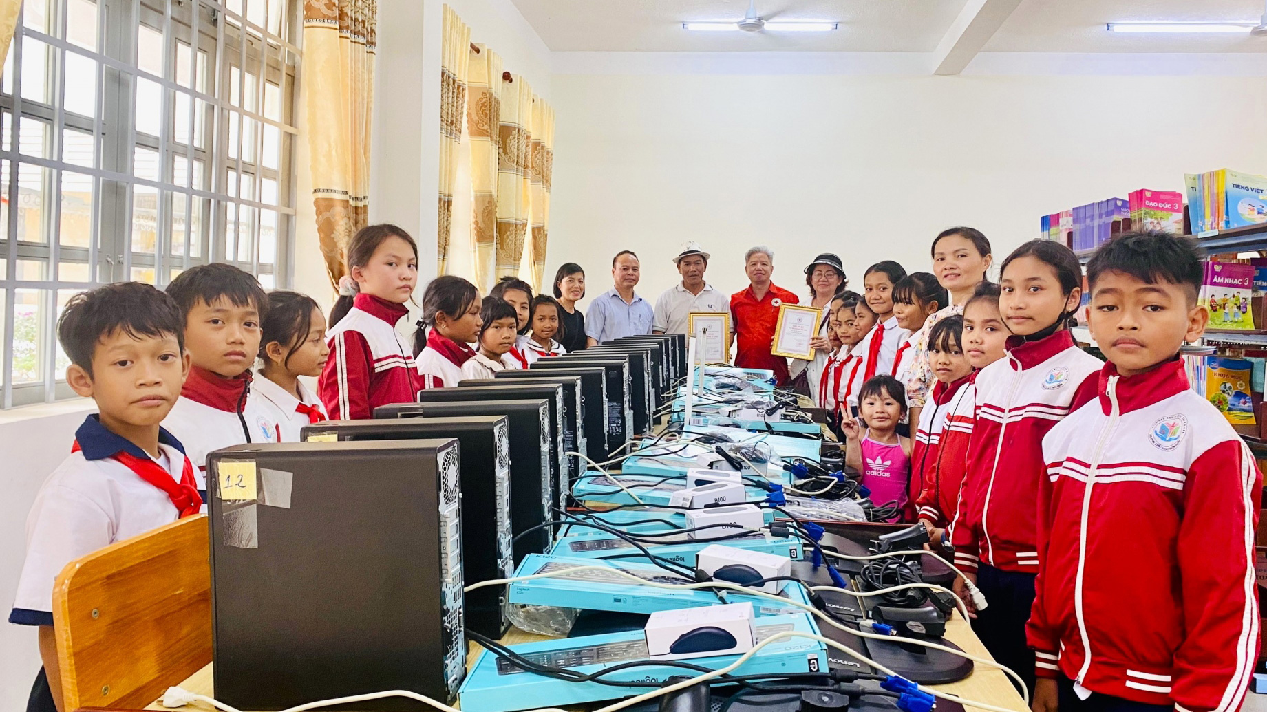 Hội Chữ thập đỏ huyện Di Linh cùng các nhà tài trợ trao tặng 15 chiếc máy tính cho Trường Tiểu học Sơn Điền