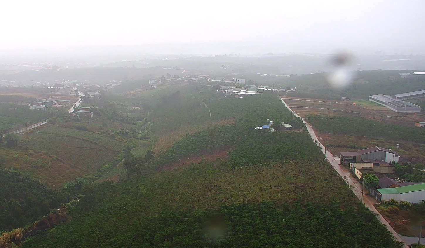 Con mưa lớn trải dài trên diện rộng khu vực xã Đam Bri, phường Lộc Phát (TP Bảo Lộc) và xã Lộc Quảng (huyện Bảo Lâm) kéo dài hơn 30 phút
