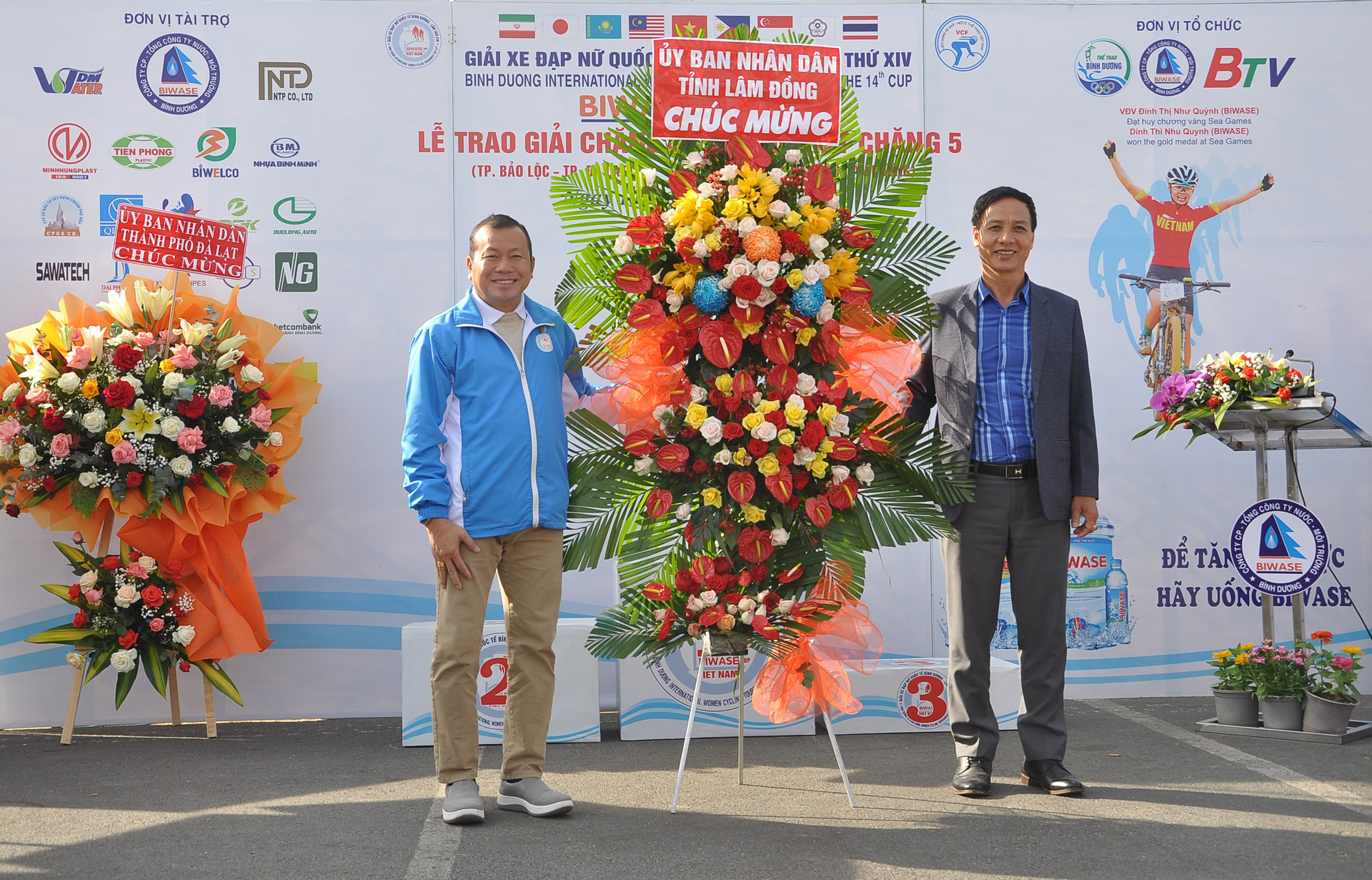 Ông Nguyễn Tiến Hải, Phó Giám đốc Sở Văn hóa - Thể thao và Du lịch Lâm Đồng thay mặt lãnh đạo tỉnh Lâm Đồng tặng hoa cho Ban tổ chức Giải đua xe đạp nữ quốc tế Bình Dương - 2024