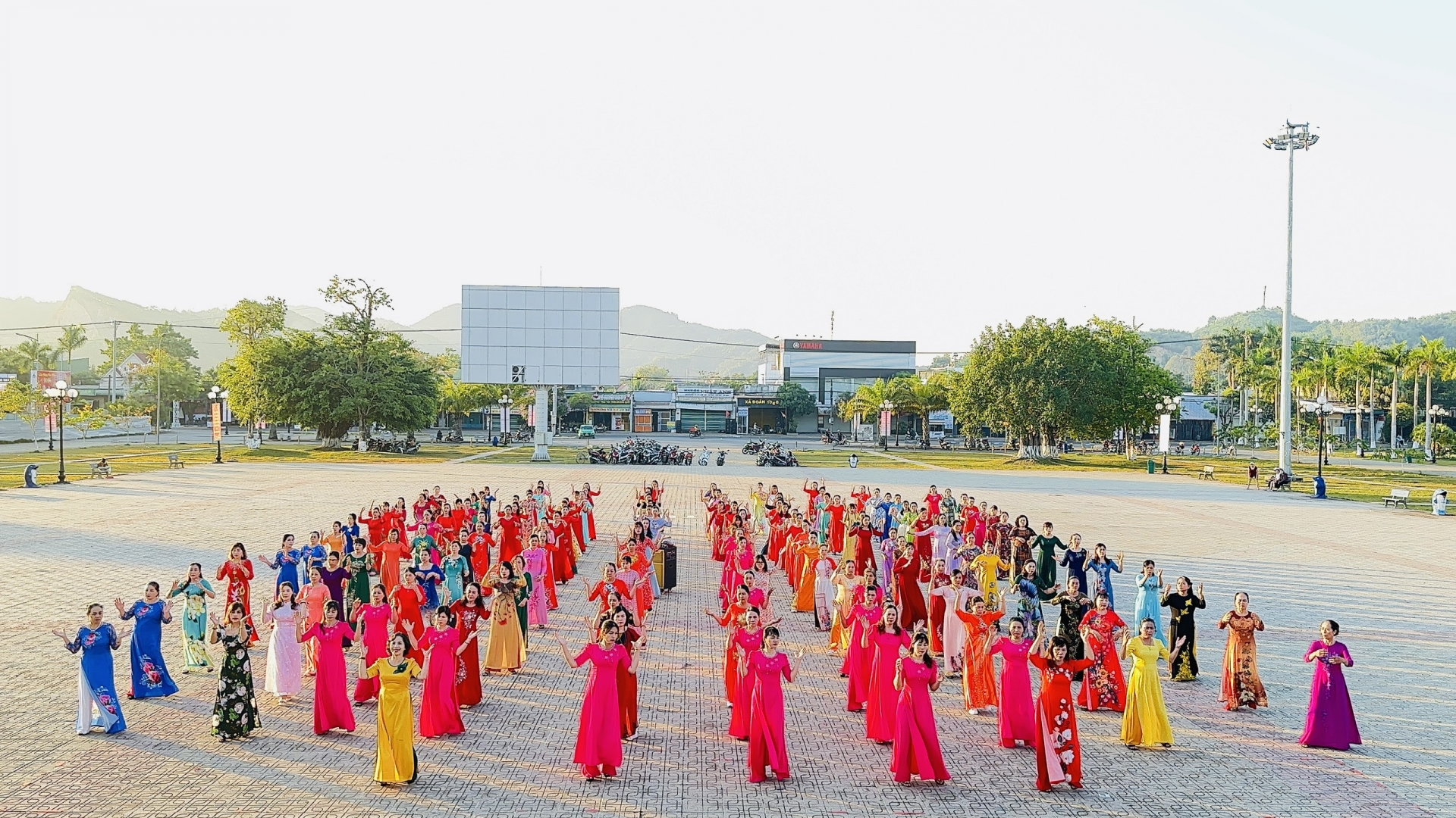 Hội LHPN huyện Đạ Tẻh đã tổ chức đồng diễn áo dài với sự tham gia của hơn 400 cán bộ, hội viên, phụ nữ tham gia.