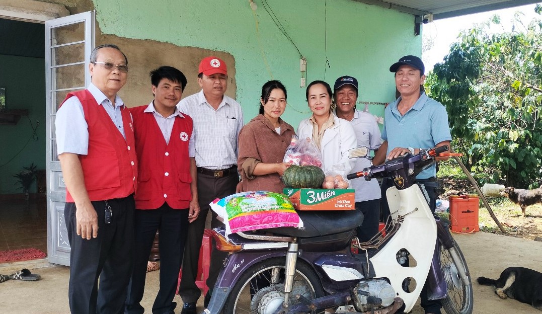 Hội Chữ thập đỏ TP Bảo Lộc và các nhà hảo tâm trao tặng xe máy và quà cho hoàn cảnh yếu thế trên địa bàn thành phố