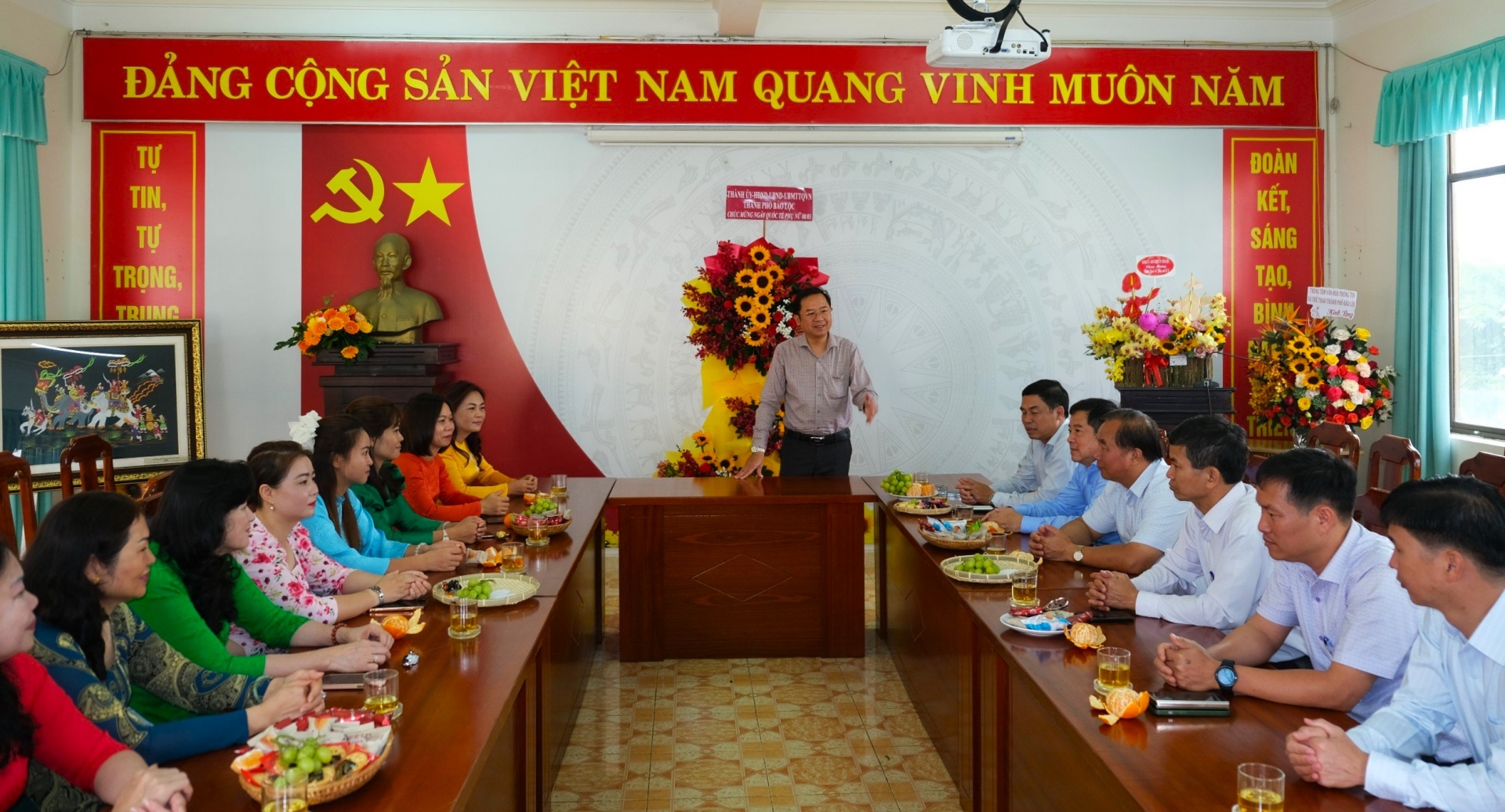 Bí thư Thành ủy Bảo Lộc phát biểu chức mừng cán bộ, hội viên phụ nữ trên địa bàn