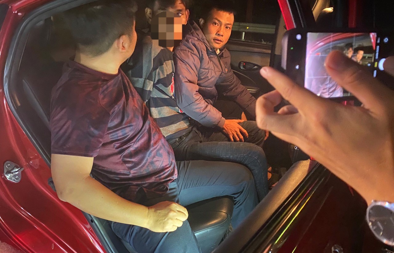 Để đảm bảo an toàn, người dân buộc phải đưa người đàn ông lên xe ô tô để canh giữ