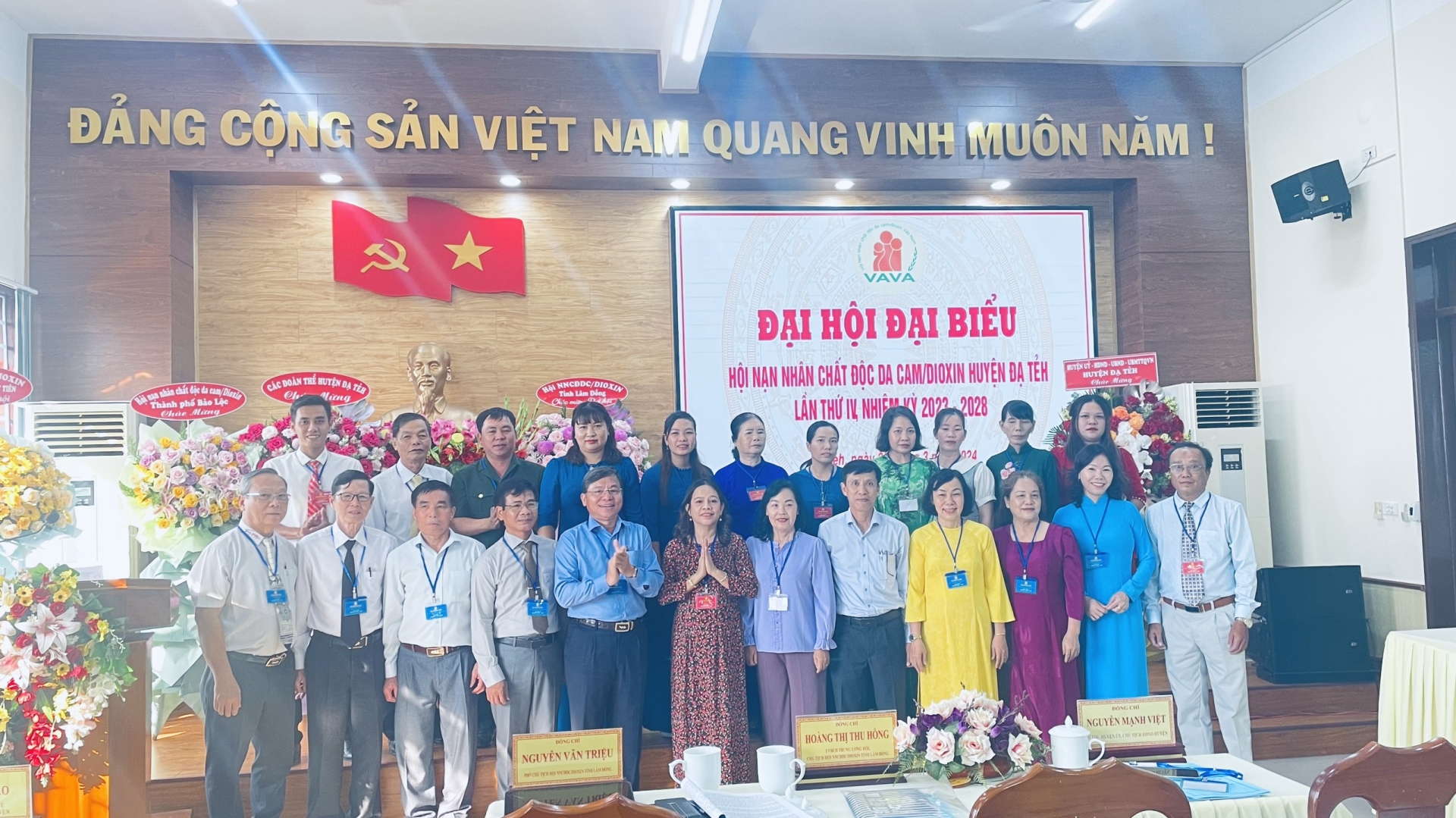 Đại diện lãnh đạo tỉnh và huyện Đạ Tẻh chụp ảnh lưu niệm với Ban Chấp hành Hội nạn nhân chất độc da cam/dioxin huyện khóa IV.