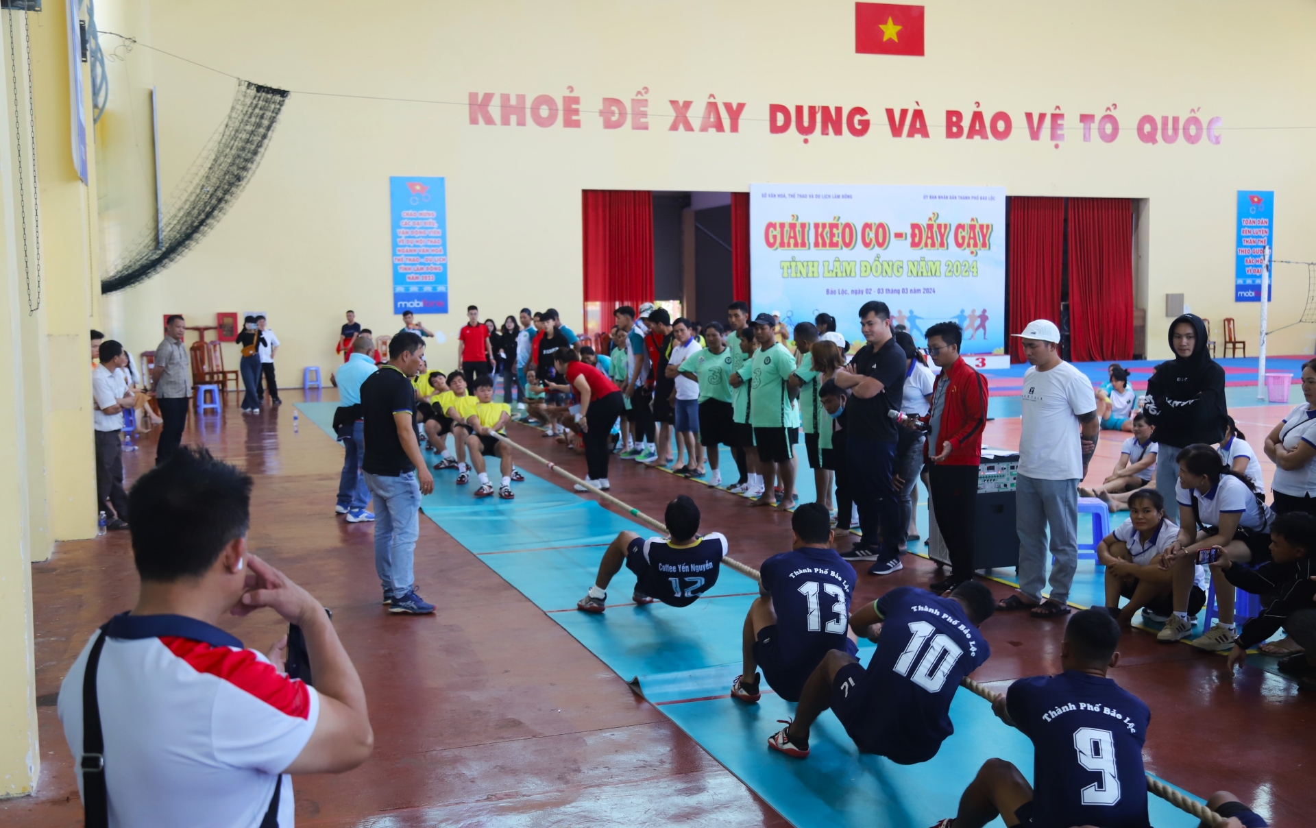 Trận chung kết môn kéo co nam diễn ra hấp dẫn giữa 2 đội TP Bảo Lộc và huyện Đạ Huoai