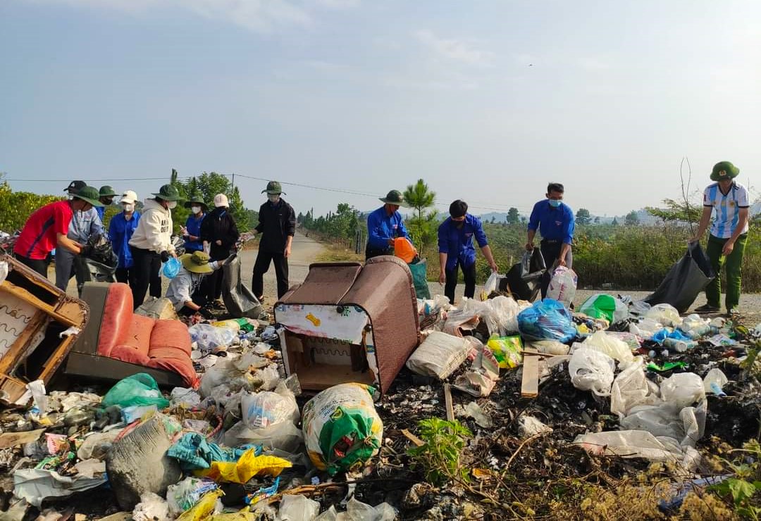 Đoàn viên, thanh niên các địa phương trên địa bàn huyện Bảo Lâm tập trung dọn dẹp, xử lý các điểm tập kết rác sinh hoạt tự phát gây ô nhiễm môi trường