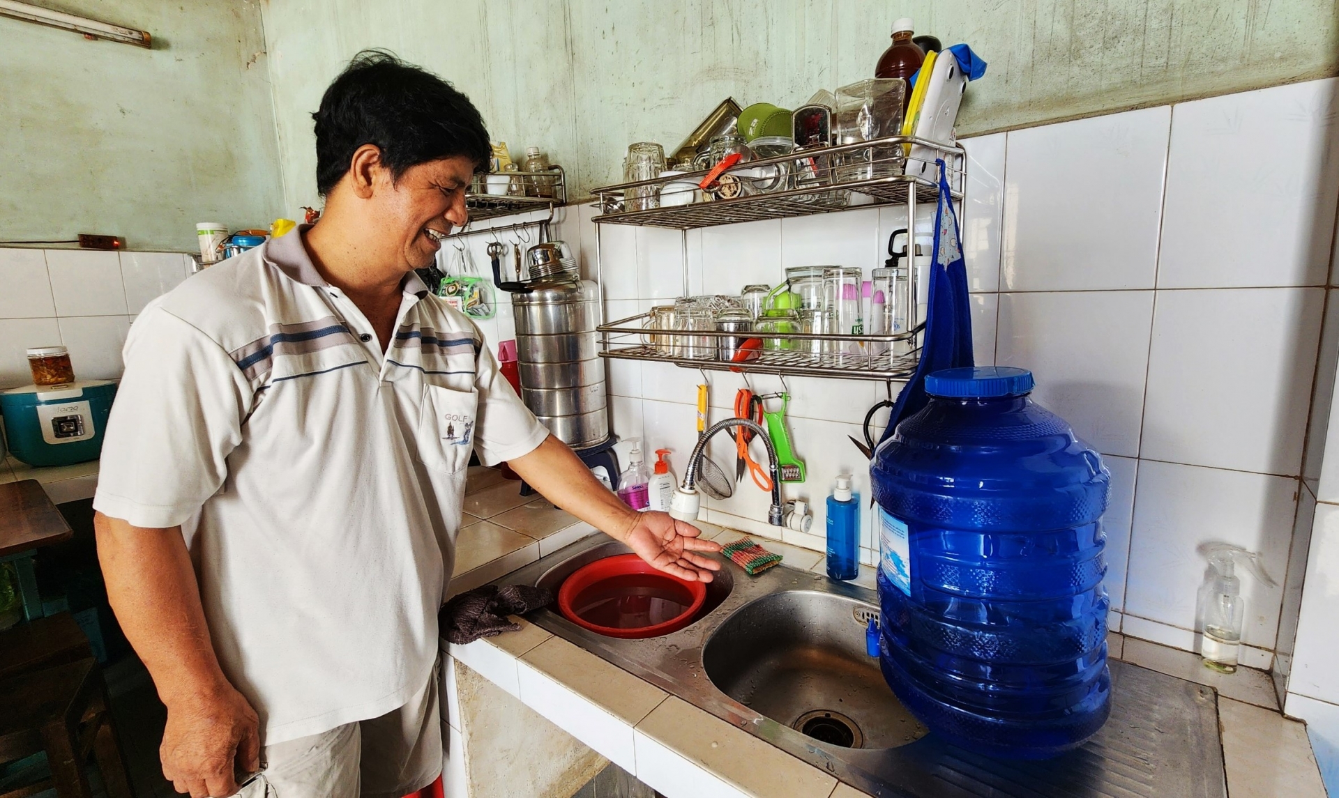Cùng với hàng trăm hộ dân tại Tổ dân phố 7 (phường Lộc Sơn), trong 5 ngày qua gia đình ông Vũ Đình Bảo không có nước sinh hoạt để sử dụng
