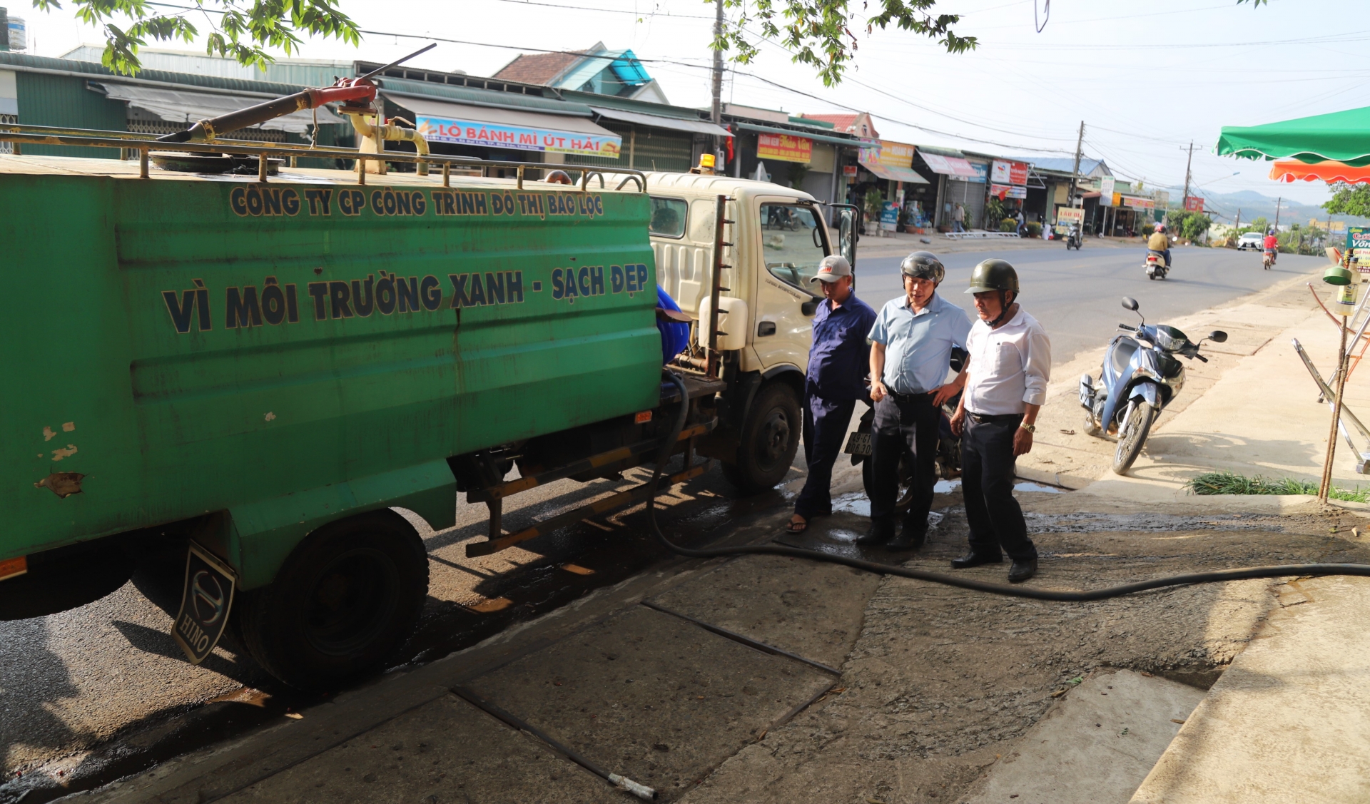 UBND TP Bảo Lộc huy động xe bồn chở nước về phục vụ người dân Thôn 3 (xã Đại Lào) giải cơn khát giữa cao điểm nắng hạn