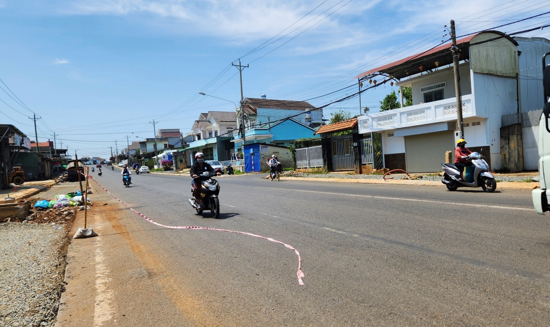 Dây phát quang cảnh báo nguy hiểm bị đứt bay tứ tung tại nhiều vị trí trên đoạn đường đang thi công