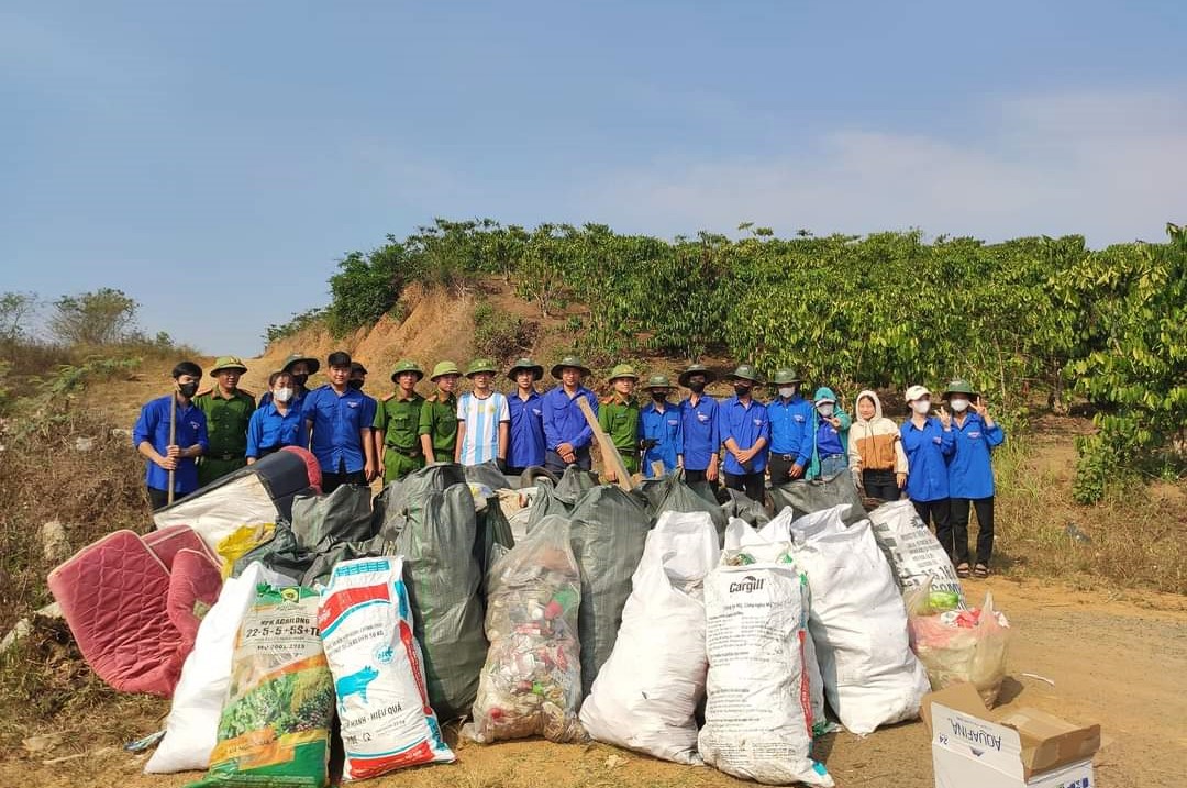 Đoàn viên, thanh niên xã Lộc Thành và Đoàn thanh niên Trại giam Đại Bình phối hợp xử lý các điểm tập kết rác sinh hoạt tự phát trên Quốc ộ 55