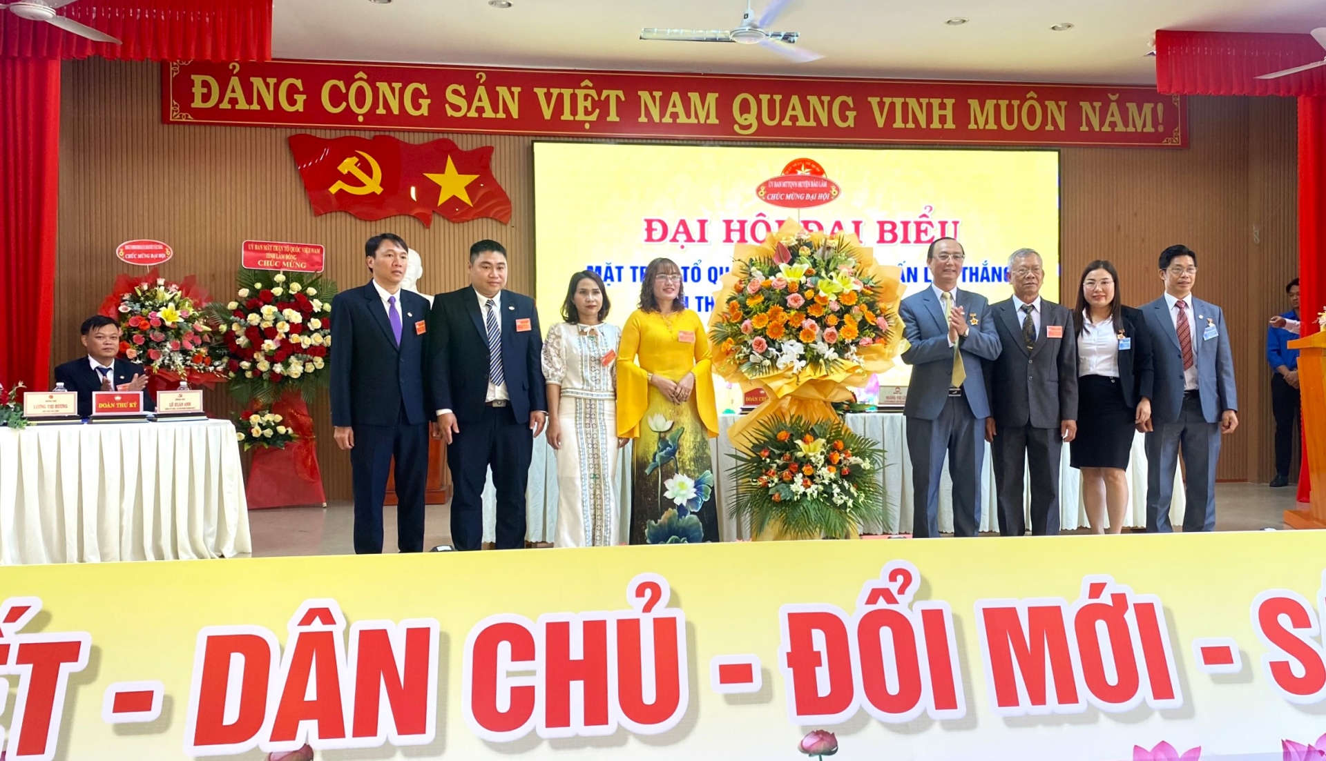 Lãnh đạo huyện Bảo Lâm tặng hoa chúc mừng Đại hội