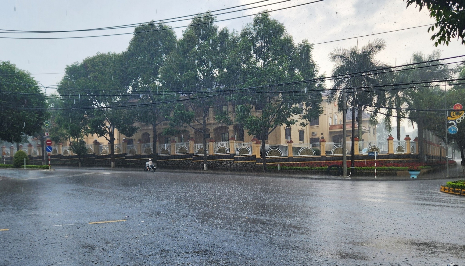 Mưa khá lớn kéo dài gần 1 tiếng đồng hồ khu vực các phường trung tâm TP Bảo Lộc