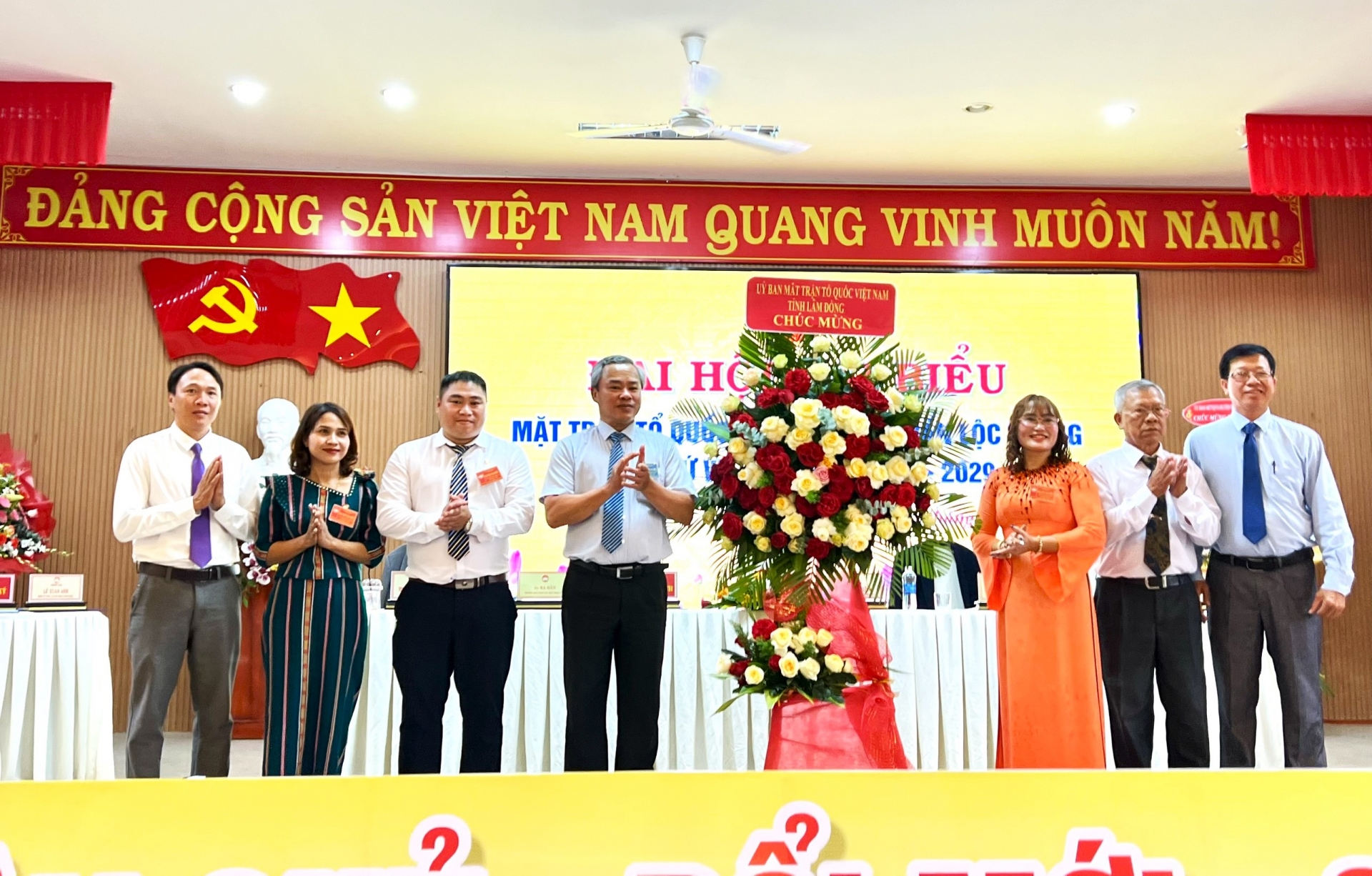 Phó Chủ tịch Ủy ban MTTQ Việt Nam tỉnh Lâm Đồng Đường Anh Ngữ tặng hoa chúc mừng Đại hội