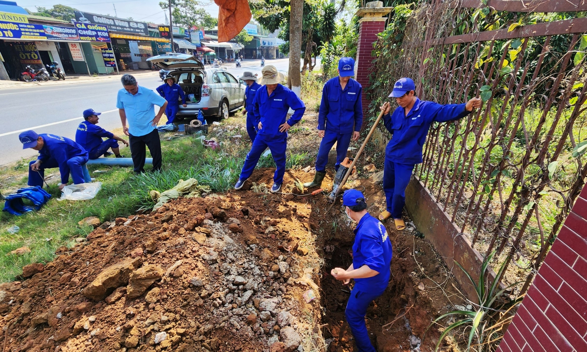 Công ty CP Cấp thoát nước và Xây dựng Bảo Lộc thi công van xả để sục rửa đường ống tại khu vực Tổ dân phố 7 (phường Lộc Sơn)