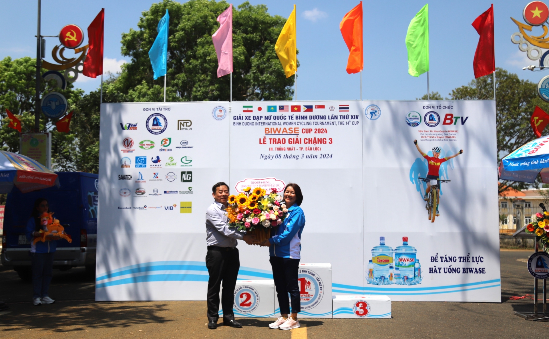 Ông Nguyễn Văn Phương - Chủ tịch UBND TP Bảo Lộc tặng hoa chúc mừng Ban tổ chức Giải đua