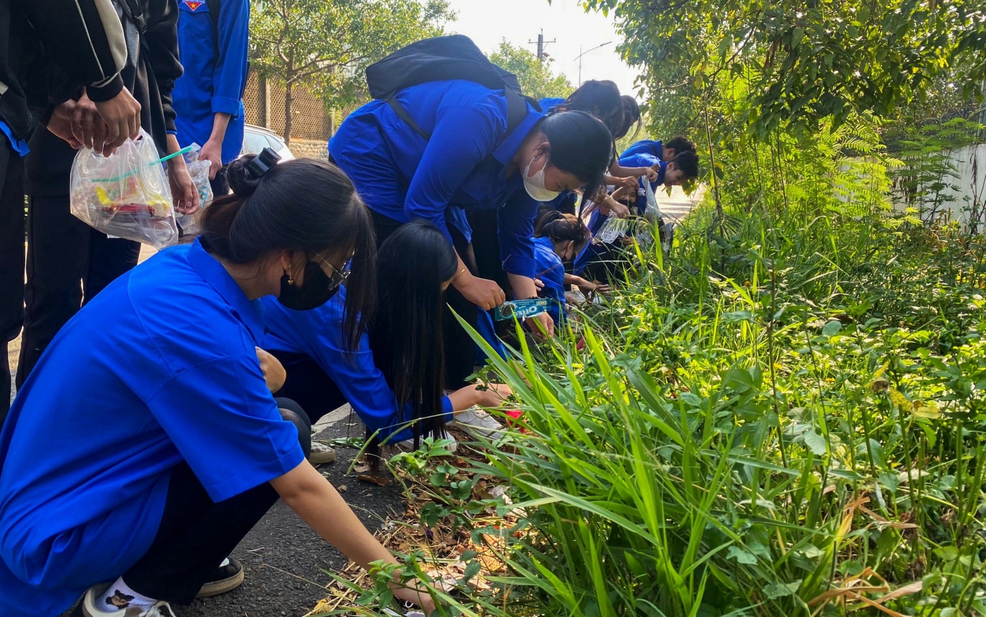 Đông đảo đoàn viên, thanh niên triển khai các phần việc Ngày Chủ nhật xanh tại Ngày hội Đoàn viên