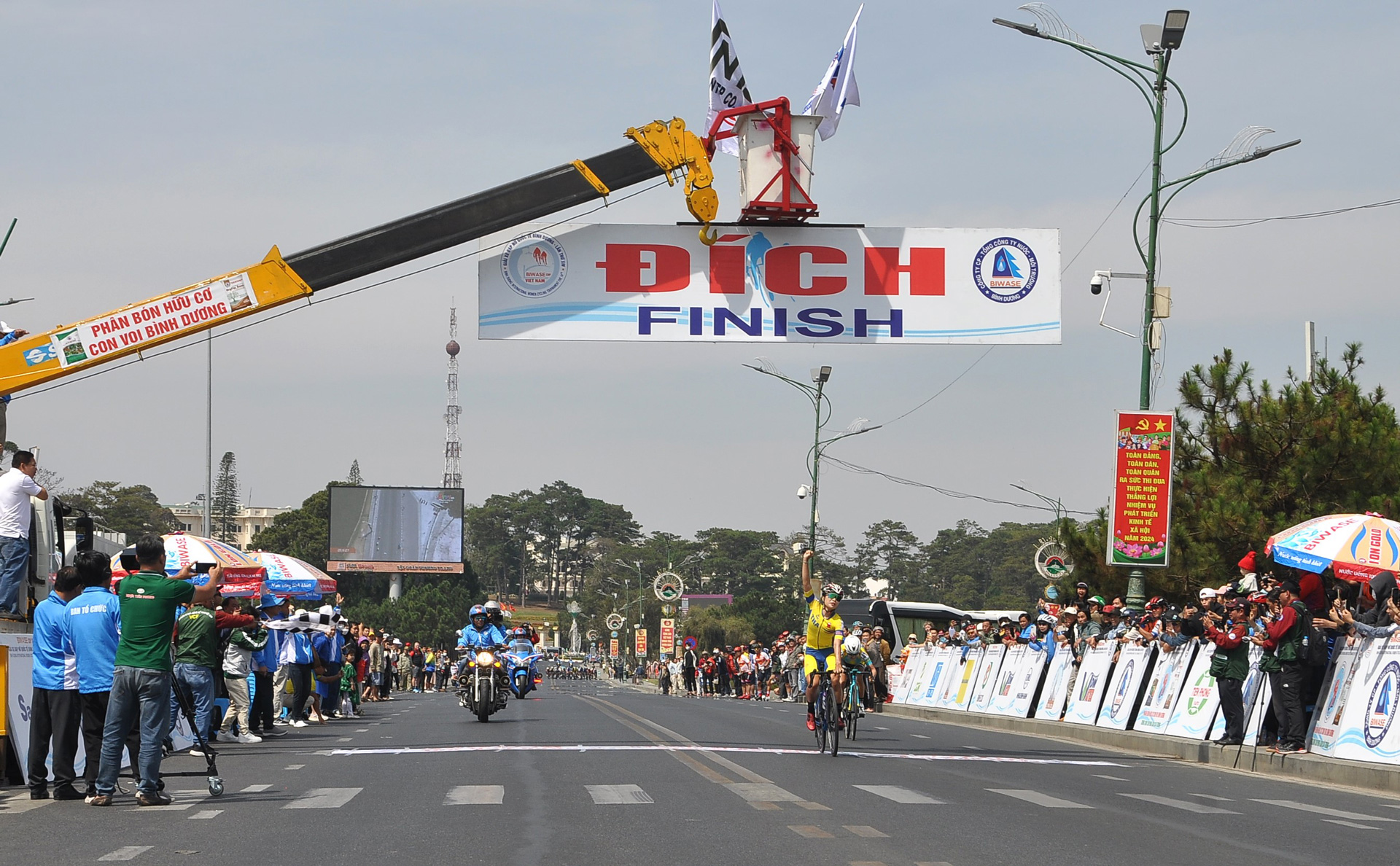 Tay đua Chaniport Batriya - Thái Lan về đích đầu tiên ở Chặng 5