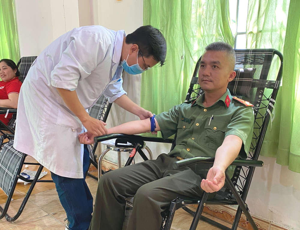 Cán bộ, chiến sĩ Công an huyện Đạ Huoai tình nguyện tham gia hiến máu nhân đạo