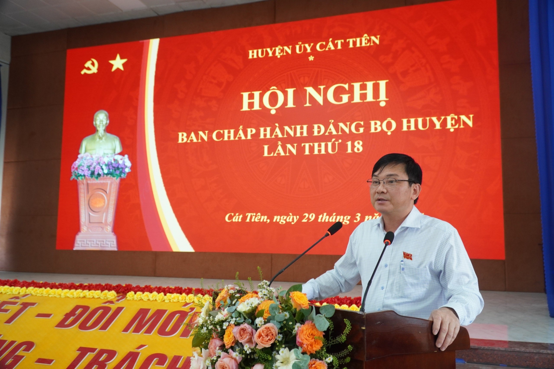 Đồng chí Nguyễn Hoàng Phúc - Chủ tịch UBND huyện phát biểu tại hội nghị. 