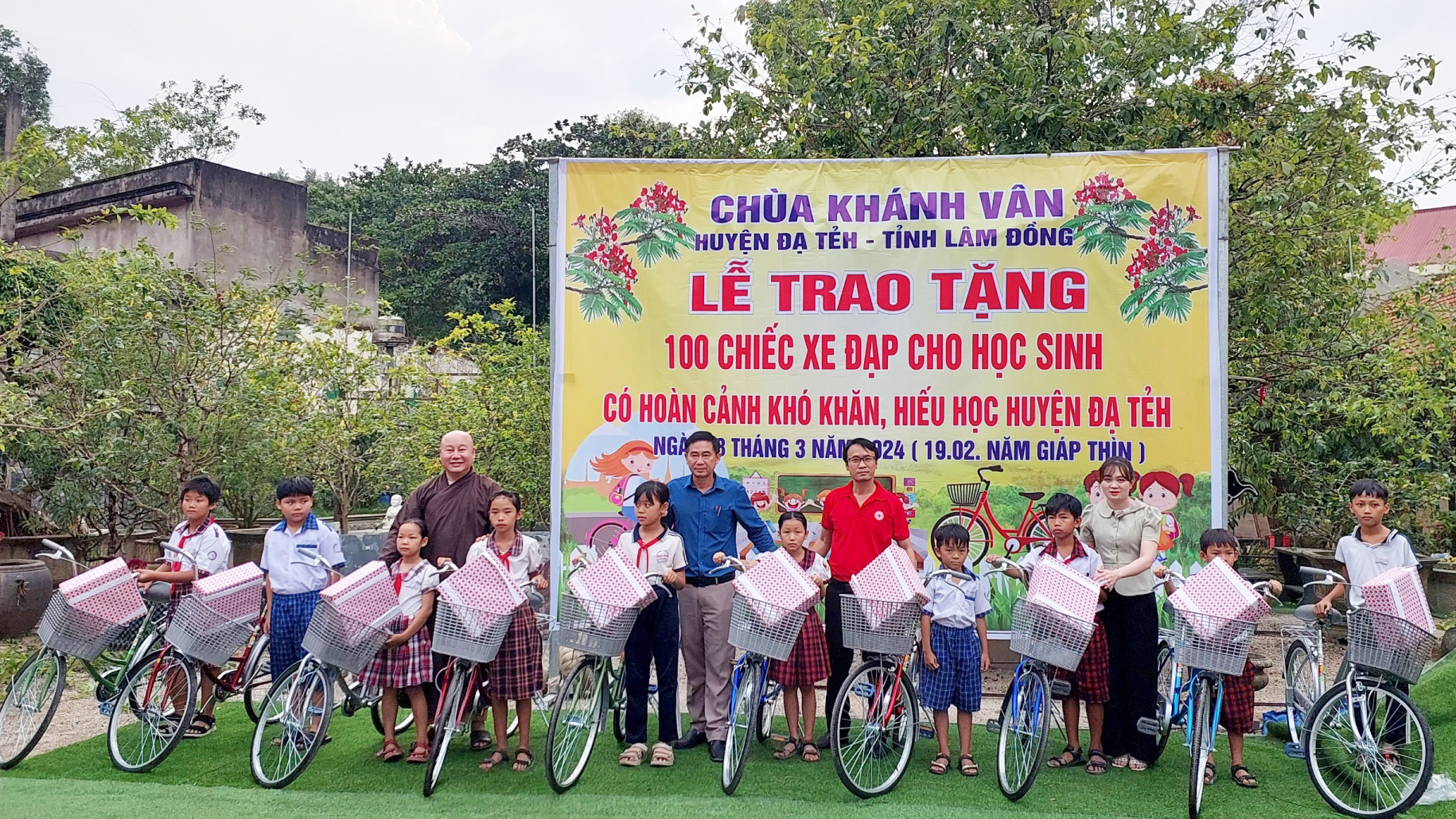 Đạ Tẻh: Trao 100 xe đạp cho học sinh có hoàn cảnh khó khăn