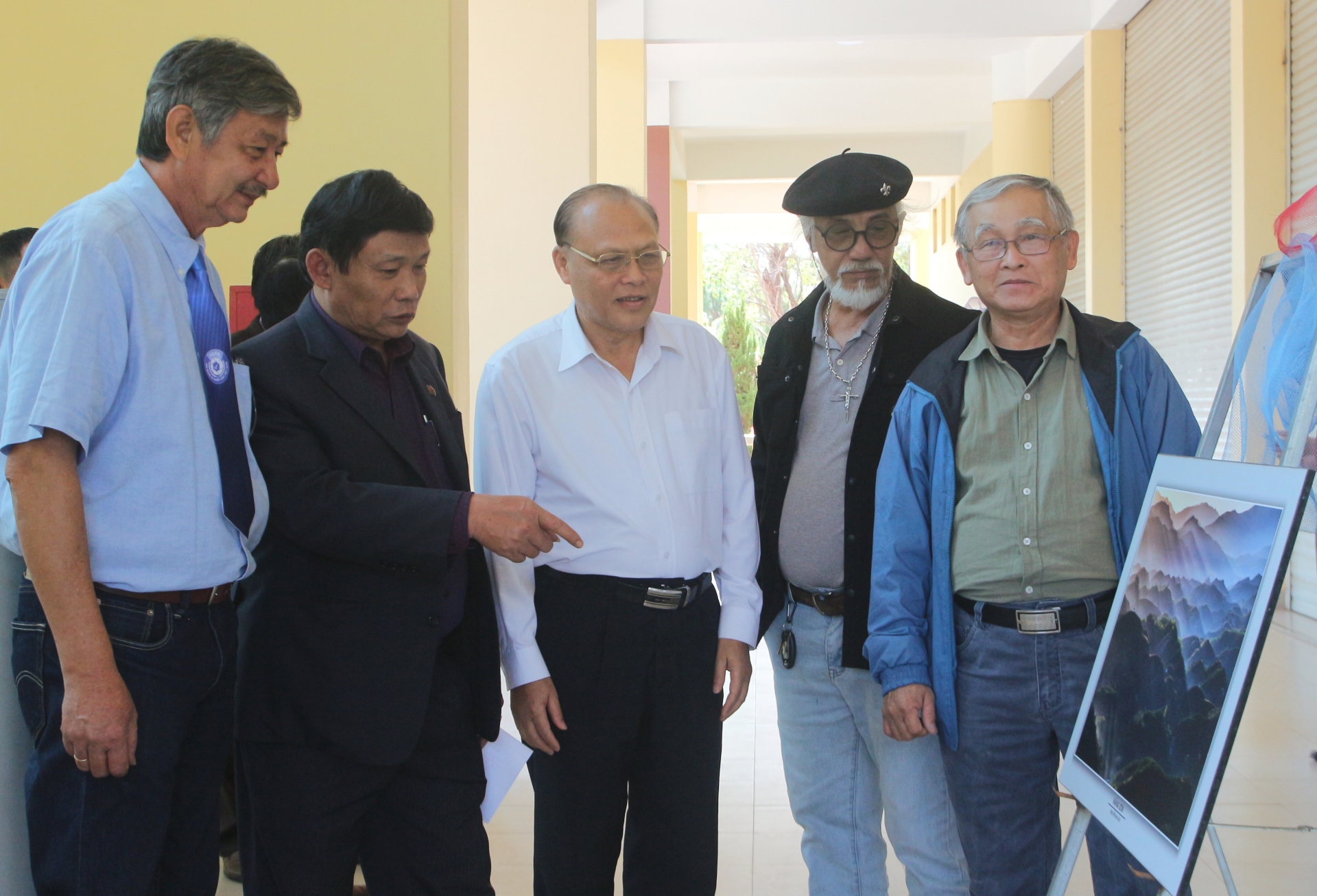 Lãnh đạo Hội VHNT tỉnh, TP Bảo Lộc thưởng thức những tác phẩm của các NSNA