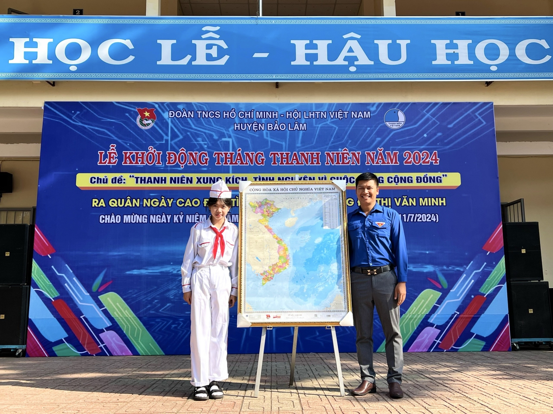 Huyện Đoàn Bảo Lâm tặng bản đồ Việt Nam hưởng ứng cuộc vận động “Tự hào một dải non sông” cho Liên đội trường THCS Trần Phú