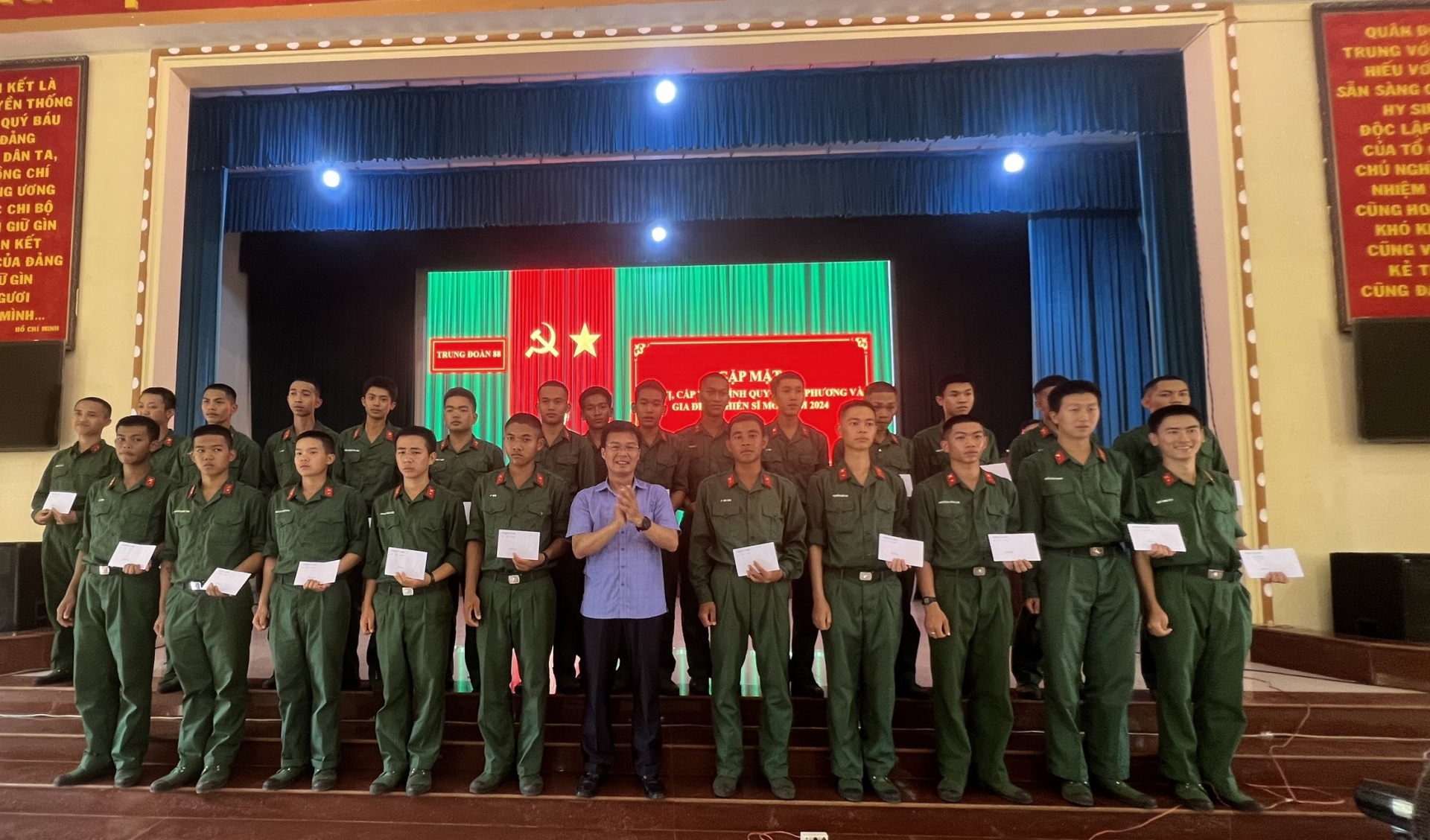 Đại diện lãnh đạo các địa phương thăm chiến sĩ mới tại Đồng Nai