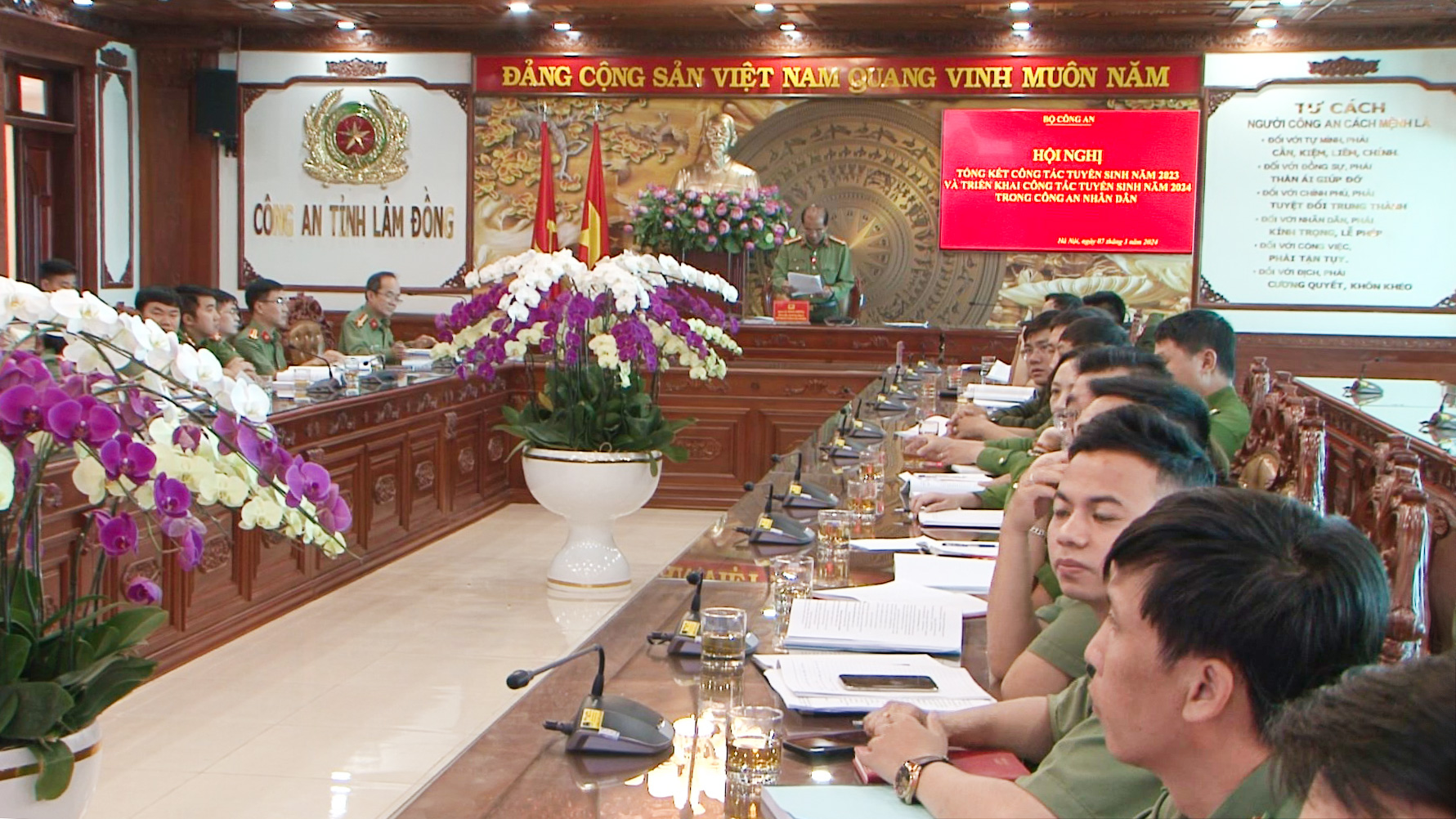 Đại tá Lê Hồng Phong - Phó Giám đốc Công an tỉnh báo cáo tại hội nghị