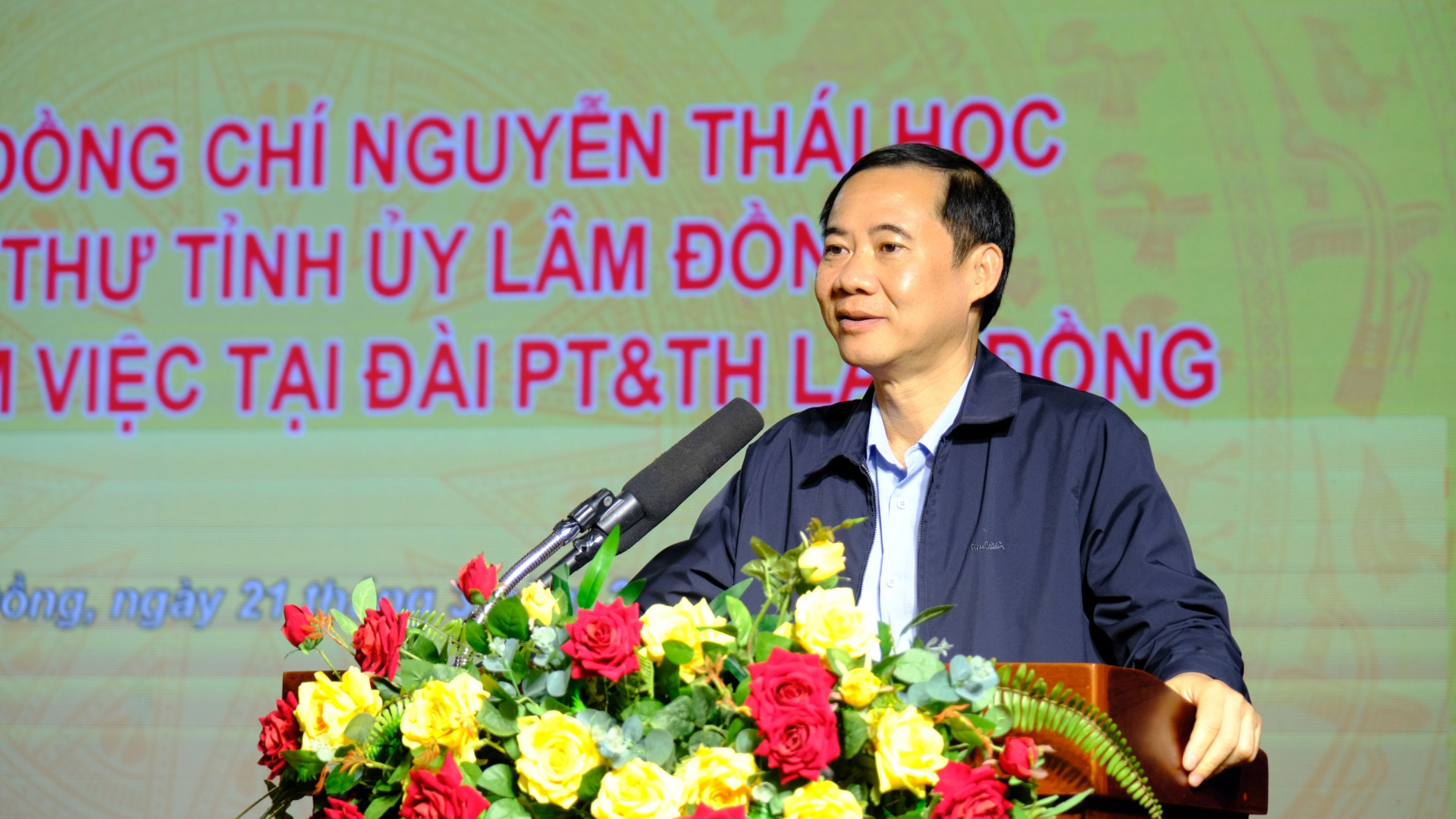 Đồng chí Quyền Bí thư Tỉnh ủy Nguyễn Thái Học biểu dương những kết quả mà Đài Phát thanh - Truyền hình tỉnh Lâm Đồng đã đạt được.