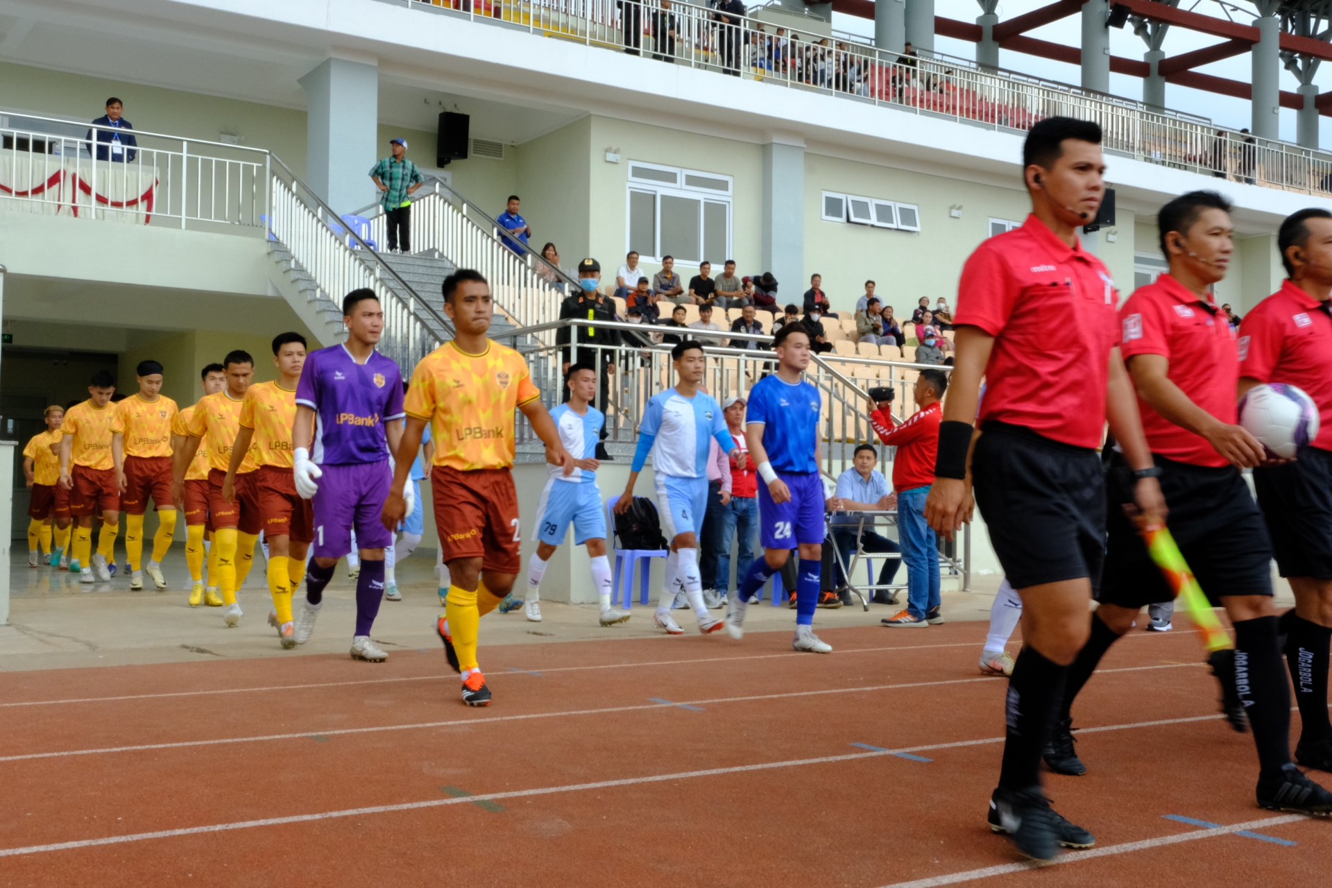 Đội Bóng đá Lâm Đồng (áo xanh) ra quân trong trận cầu khai mạc Giải bóng đá hạng Nhì 2024 gặp Trẻ TP.HCM trên sân nhà Đà Lạt. 