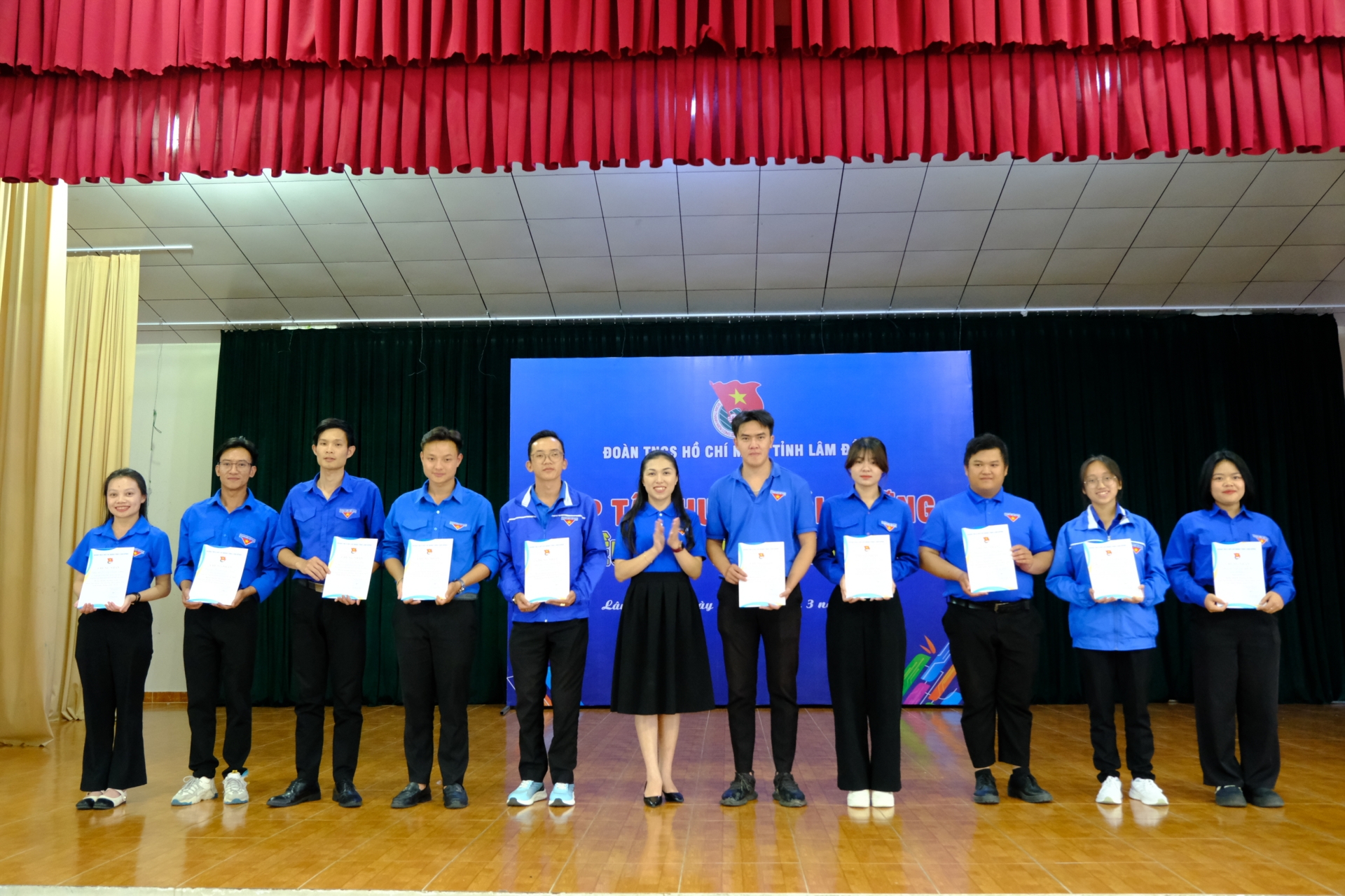 Chị Trần Diệp Mỹ Dung - Phó Bí thư Tỉnh Đoàn trao giấy chứng nhận hoàn thành Lớp tập huấn, bồi dưỡng điều phối viên cho các học viên