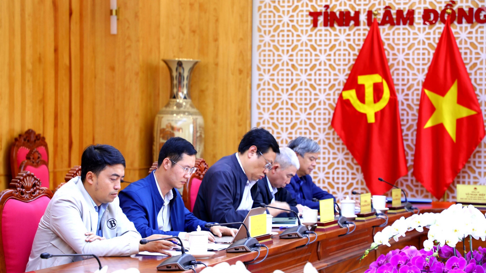 Đại diện các sở, ngành, Ban QLDA giao thông tỉnh Lâm Đồng dự phiên họp