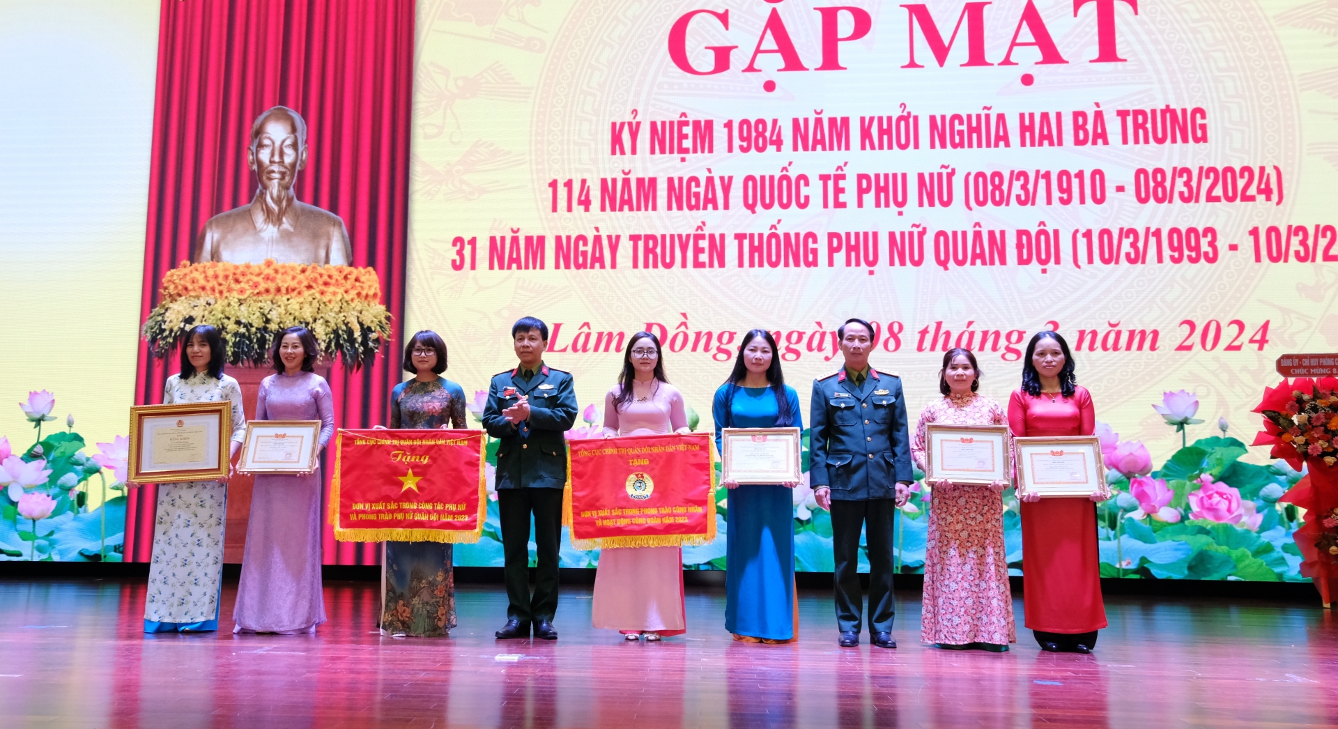 Phụ nữ Học viện Lục quân nhận khen thưởng của Tổng Liên đoàn Lao động Việt Nam và Tổng cục Chính trị