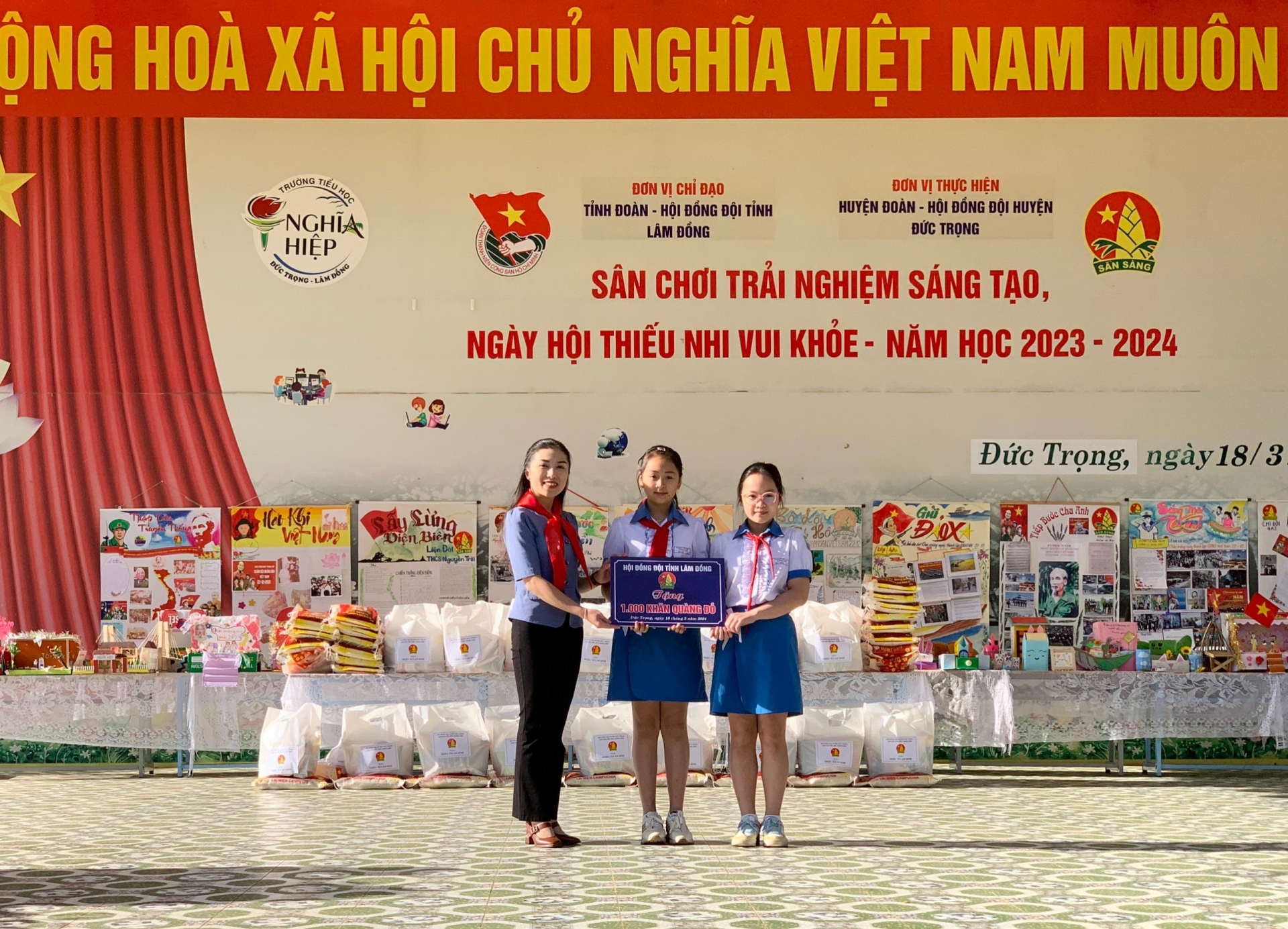 Chị Trần Diệp Mỹ Dung - Phó Bí thư Tỉnh Đoàn, Chủ tịch Hội đồng Đội tỉnh trao tặng 1.000 khăn quàng đỏ cho Liên đội Trường Tiểu học Nghĩa Hiệp 