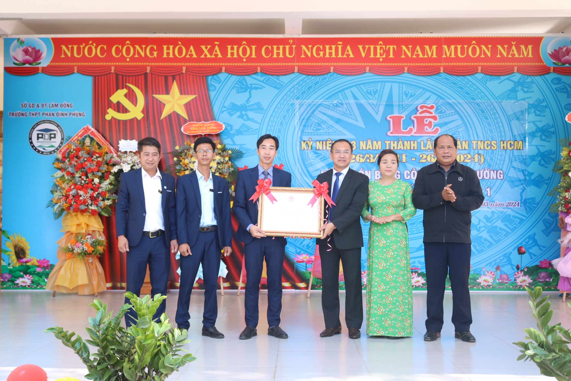 Ông Trần Đức Lợi – Phó Giám đốc Sở Giáo dục và Đào tạo tỉnh cùng lãnh đạo địa phương trao Bằng Công nhận cho Trường THPT Phan Đình Phùng