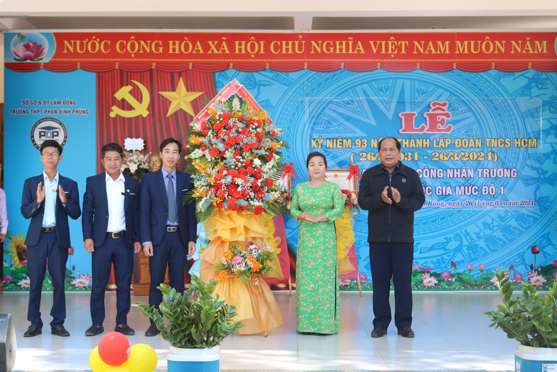 Đại diện lãnh đạo Huyện ủy, UBND huyện tặng hoa chúc mừng Trường THPT Phan Đình Phùng