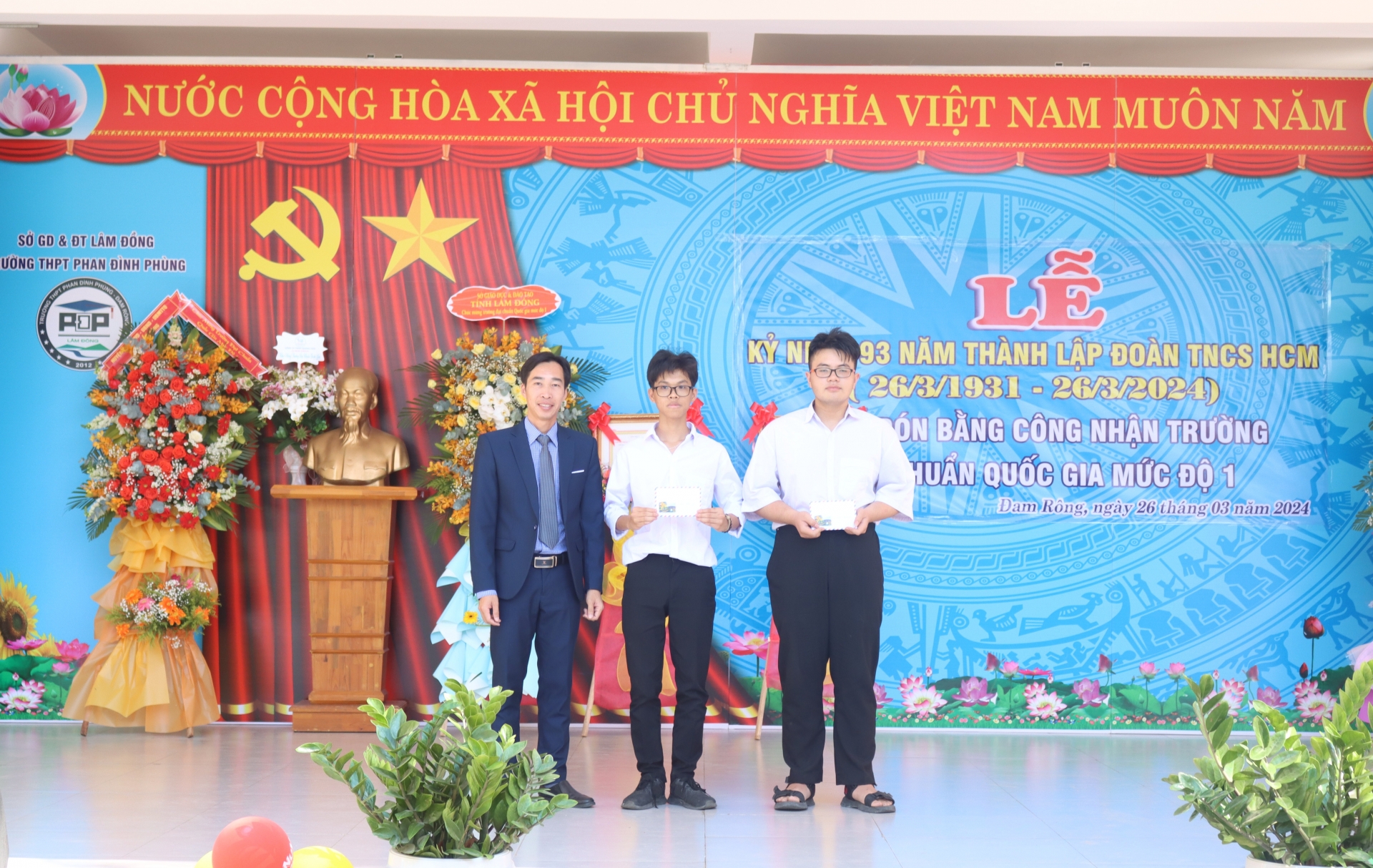 Trường THPT Phan Đình Phùng khen thưởng các tập thể, cá nhân và học sinh có thành tích xuất sắc trong quá trình công tác và học tập

