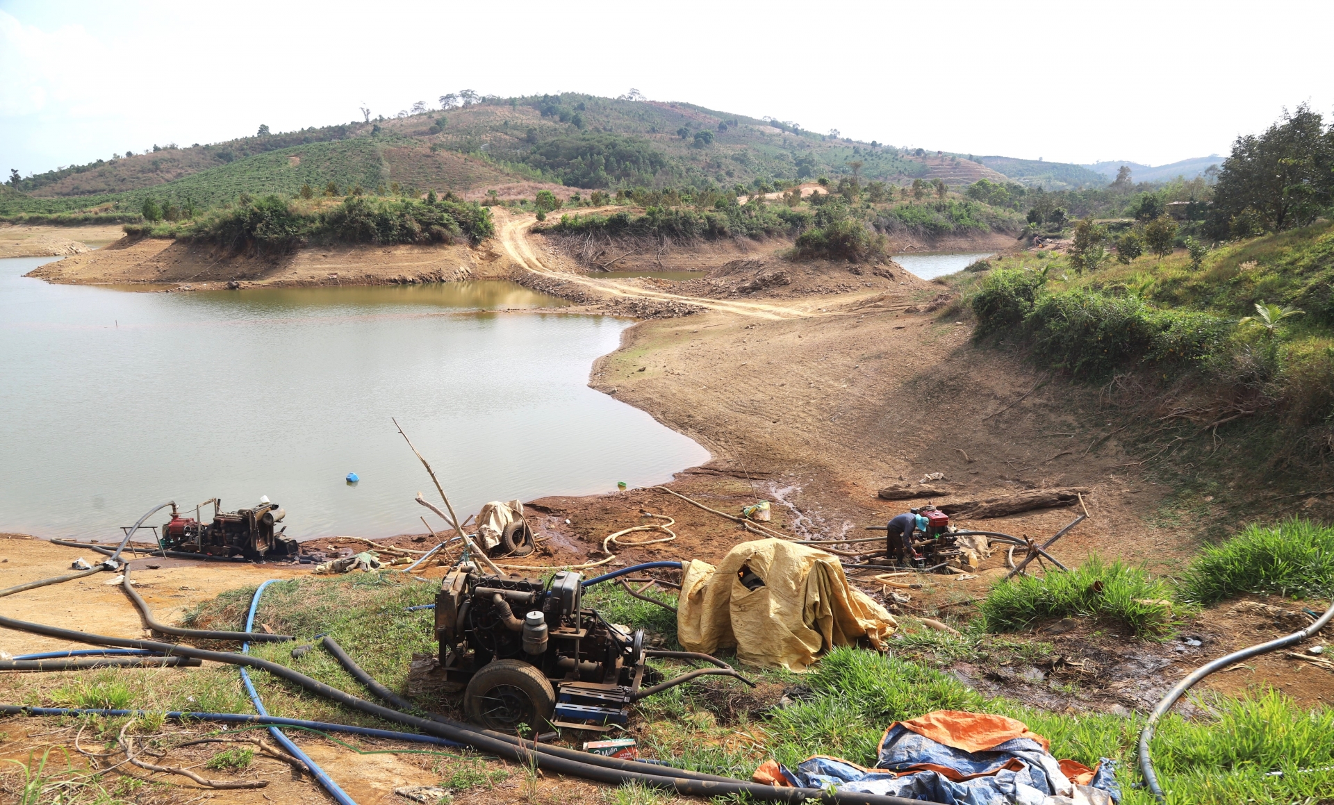 Hạn hán khiến mực nước trên hồ thủy lợi Đắk Ka (xã Lộc Bắc, huyện Bảo Lâm) đang xuống thấp ảnh hưởng đến công tác chống hạn của người dân địa phương