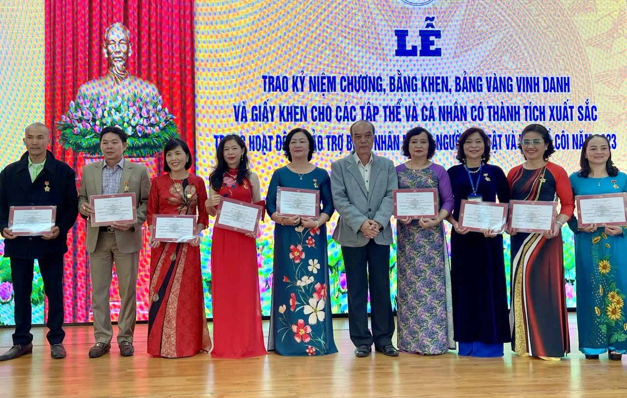 4-	Trung ương Hội Người cao tuổi Việt Nam tặng Kỷ niệm chương Vì sự nghiệp chăm sóc và phát huy vai trò người cao tuổi Việt Nam cho 9 cá nhân có nhiều đóng góp, chăm lo cho người cao tuổi 