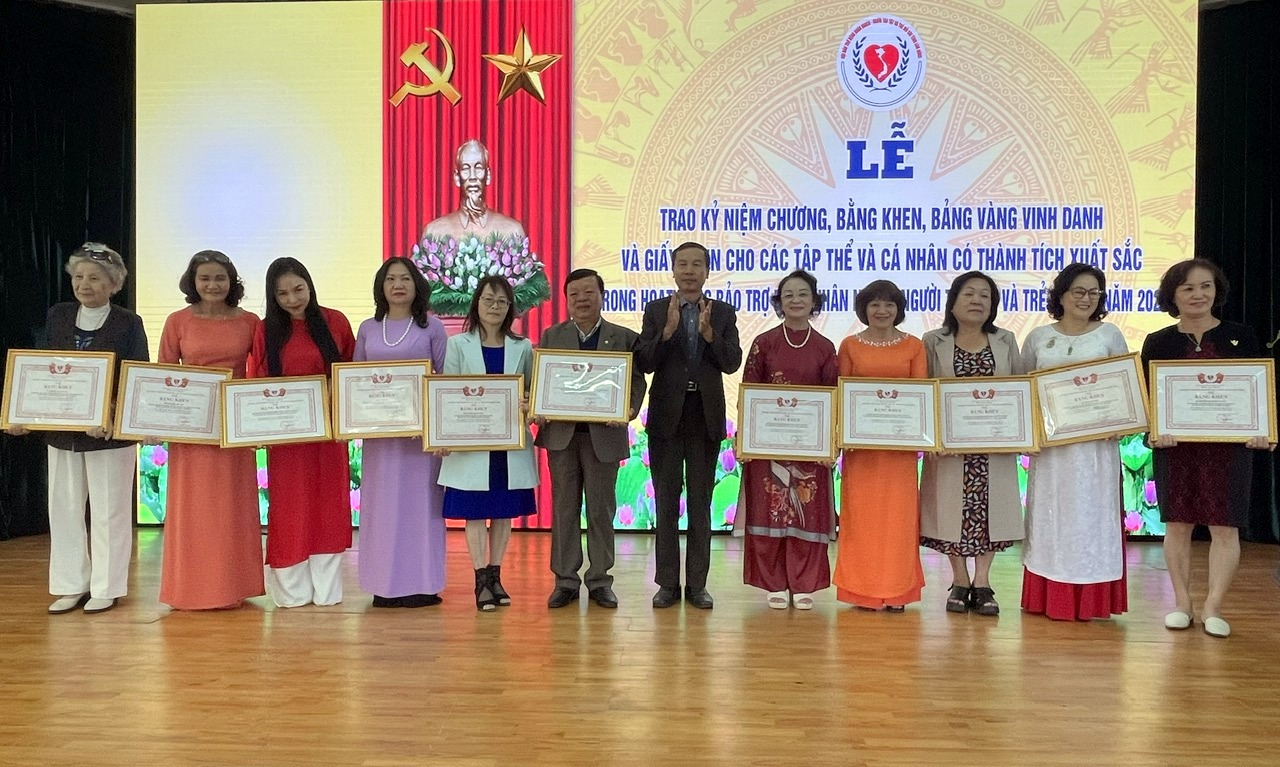 11-	Trung ương Hội Bảo trợ Người khuyết tật và Trẻ mồ côi Việt Nam tặng Bằng khen cho 4 tập thể và 7 cá nhân xuất sắc trong hoạt động nhân đạo từ thiện năm 2023