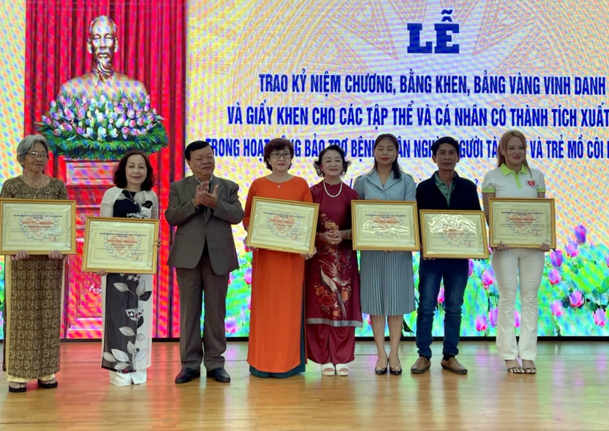 Hội Bảo trợ Bệnh nhân nghèo - Người tàn tật và Trẻ mồ côi Lâm Đồng tặng Bảng vàng vinh danh cho 3 đơn vị và 9 cá nhân có nhiều đóng góp trong các hoạt động nhân đạo từ thiện của Hội Bảo trợ trong năm 2023