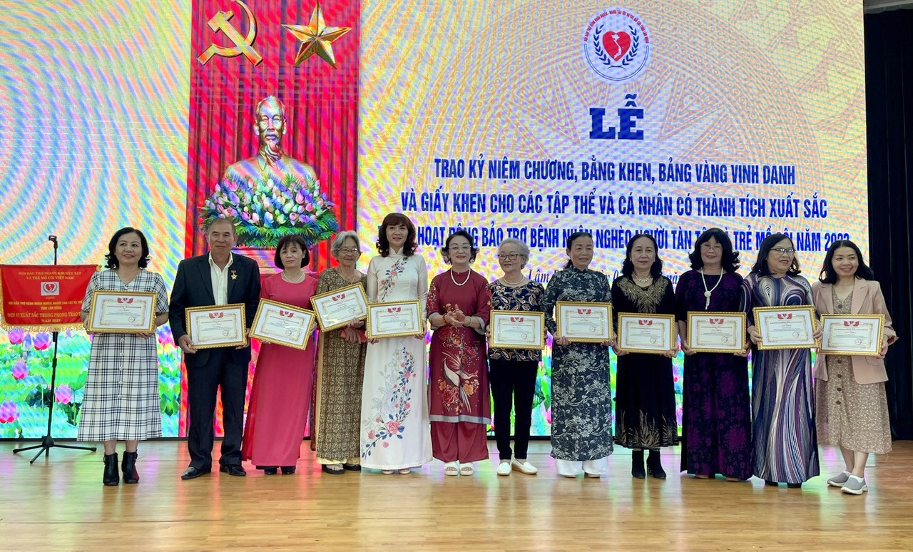 Hội Bảo trợ Bệnh nhân nghèo - Người tàn tật và Trẻ mồ côi Lâm Đồng tặng Giấy khen cho các tập thể và cá nhân tích cực tham gia các chương trình nhân đạo của Hội năm 2023 