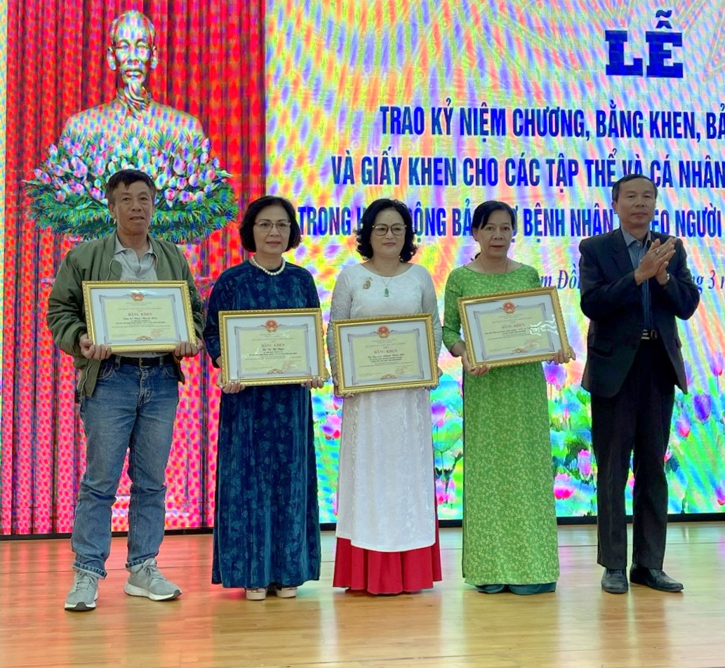 2-	UBND tỉnh Lâm Đồng tặng Bằng khen cho 1 tập thể và 3 cá nhân 
