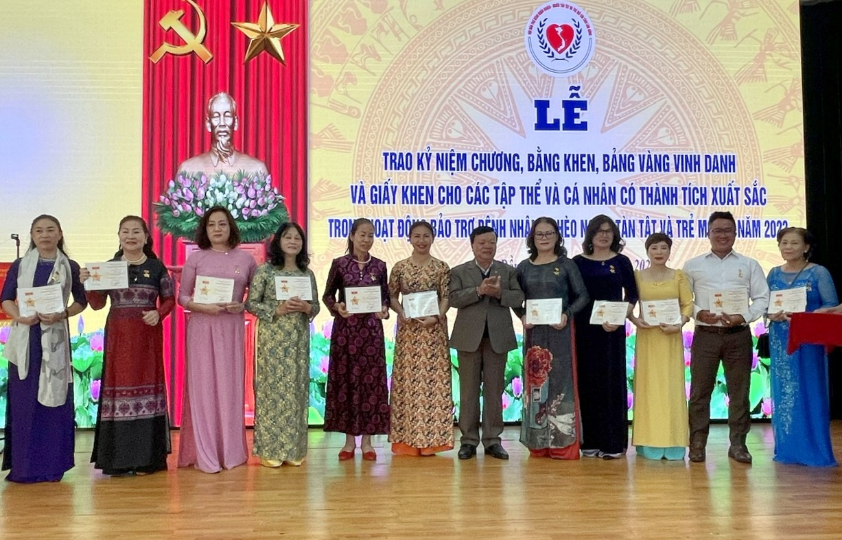 3-	Trung ương Hội Bảo trợ Người khuyết tật và Trẻ mồ côi Việt Nam tặng Kỷ niệm chương Vì sự nghiệp Bảo trợ người khuyết tật và trẻ mồ côi Việt Nam cho 41 cá nhân có nhiều đóng góp, chăm lo cho người khuyết tật và trẻ mồ côi