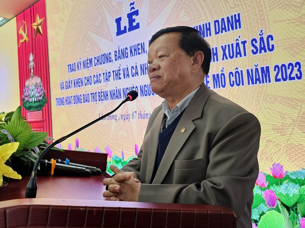 Ông Nguyễn Văn Lực - Chủ tịch Hội Bảo trợ Bệnh nhân nghèo - Người tàn tật và Trẻ mồ côi Lâm Đồng phát biểu tại hội nghị