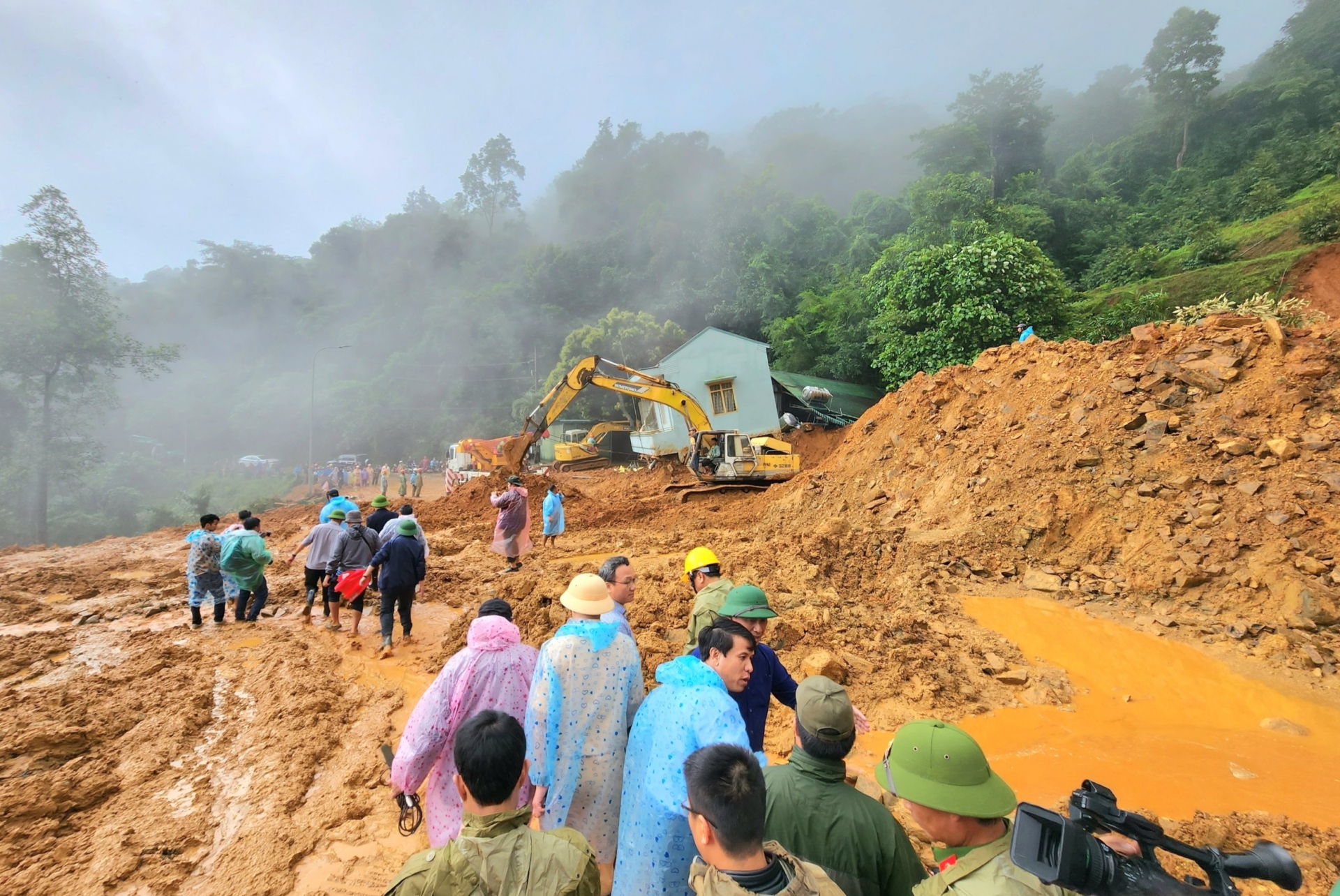 UBND tỉnh Lâm Đồng đề nghị Cục đường Bộ Việt Nam sớm xử lý các điểm có nguy cơ sạt lở trên đèo Bảo Lộc để đảm bảo an toàn giao thông trong mùa mưa tới đây 