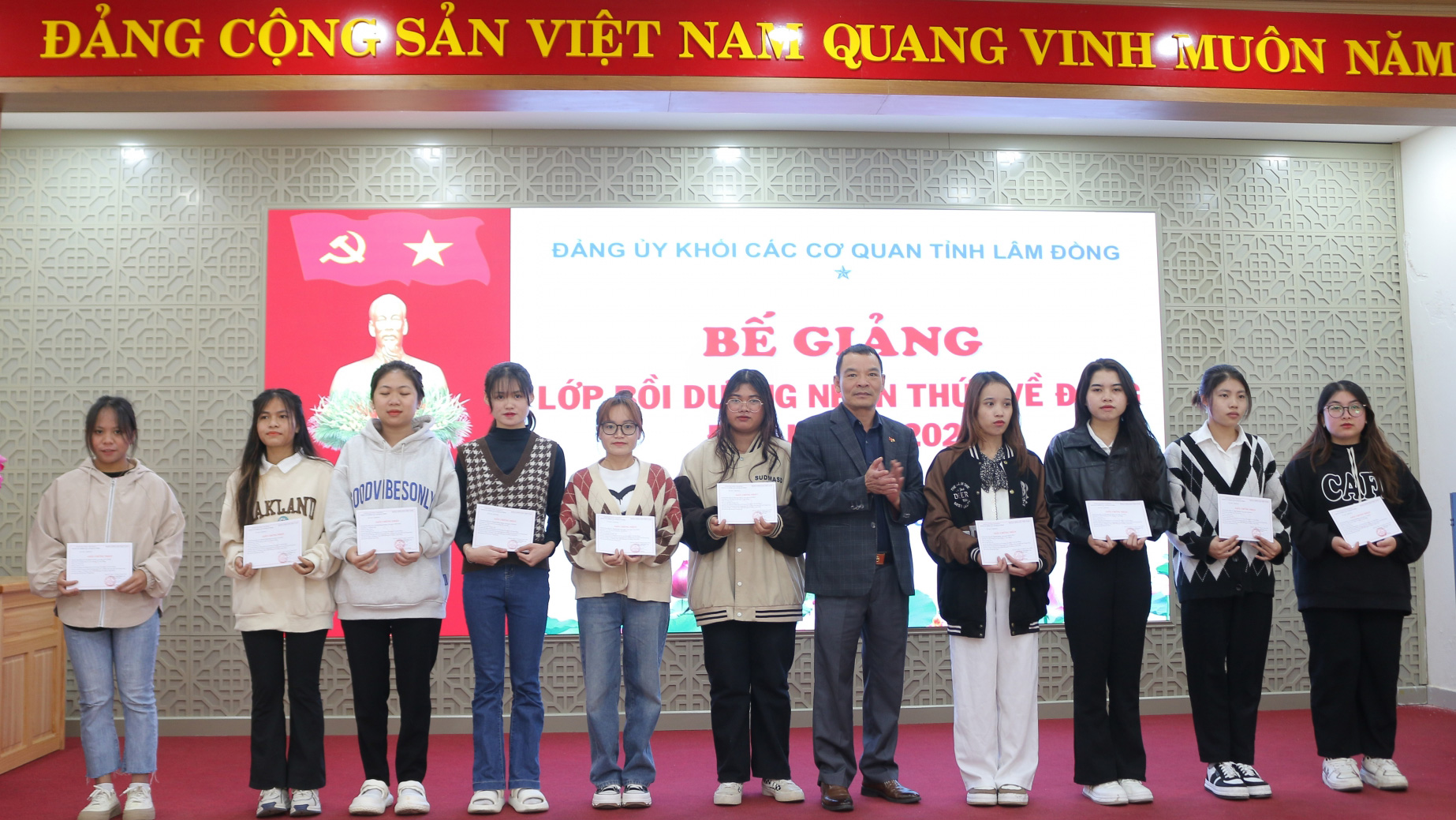 Đồng chí Lương Văn Mừng - Phó Bí thư Đảng ủy Khối các cơ quan tỉnh trao giấy chứng nhận cho các học viên hoàn thành khóa học